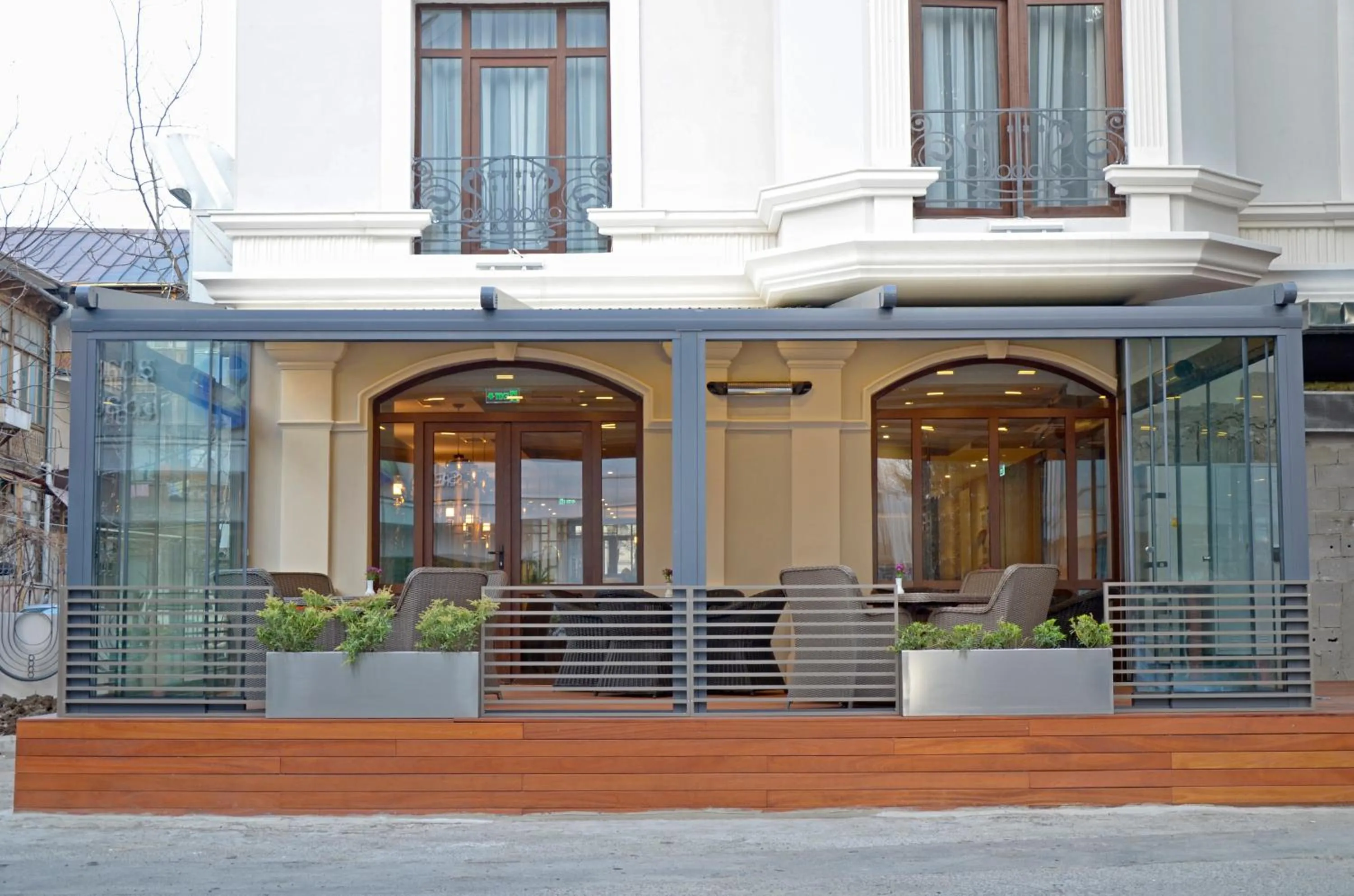 Restaurant/places to eat in City Avenue Hotel