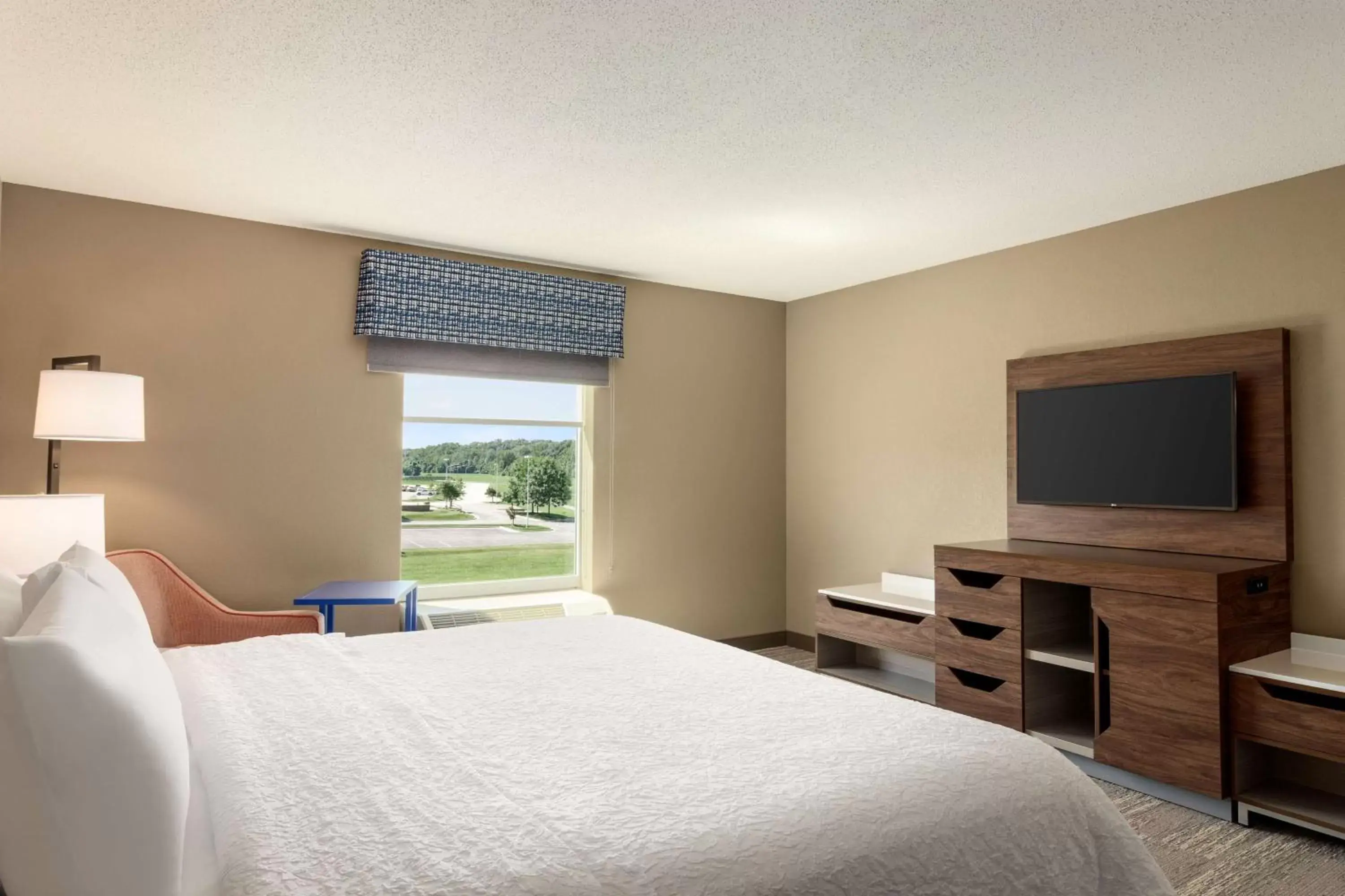 Bedroom, Bed in Hampton Inn St. Louis-Columbia