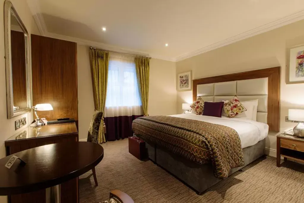 Bedroom, Bed in Grand Hotel Tralee