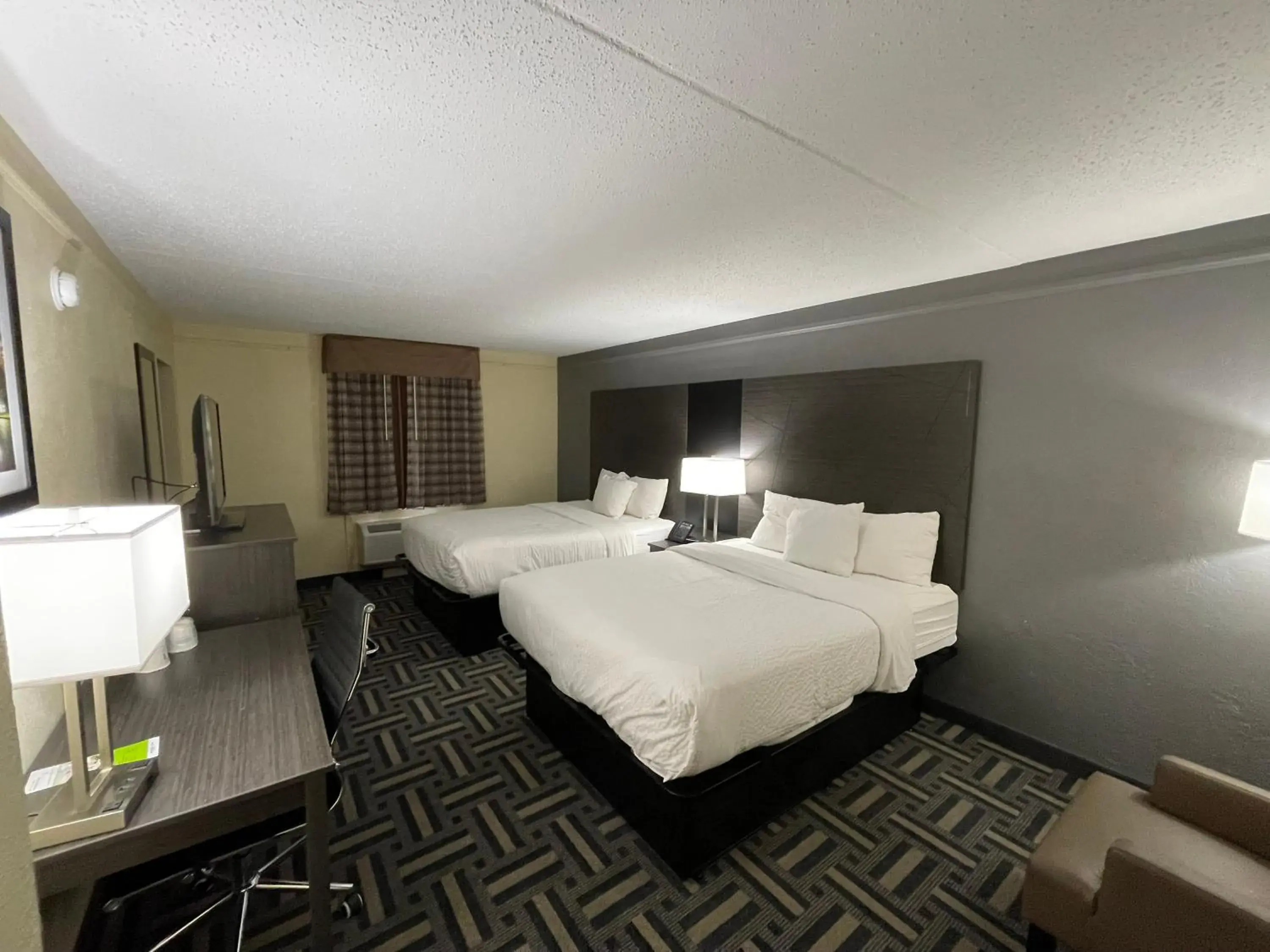 Photo of the whole room, Bed in La Quinta Inn by Wyndham Indianapolis Airport Lynhurst