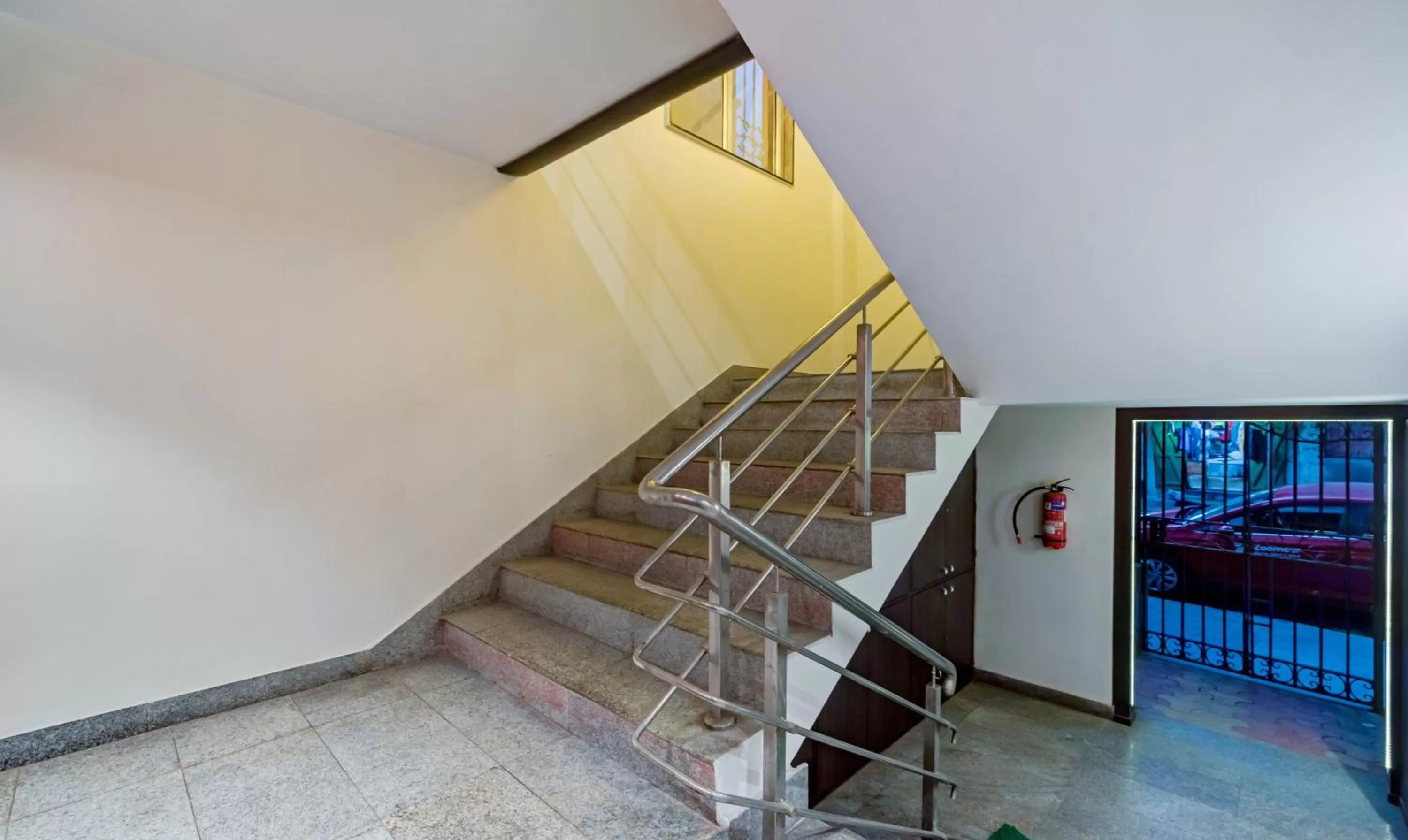 Lobby or reception in Itsy Hotels Neeranand Plaza, Bhawanipur