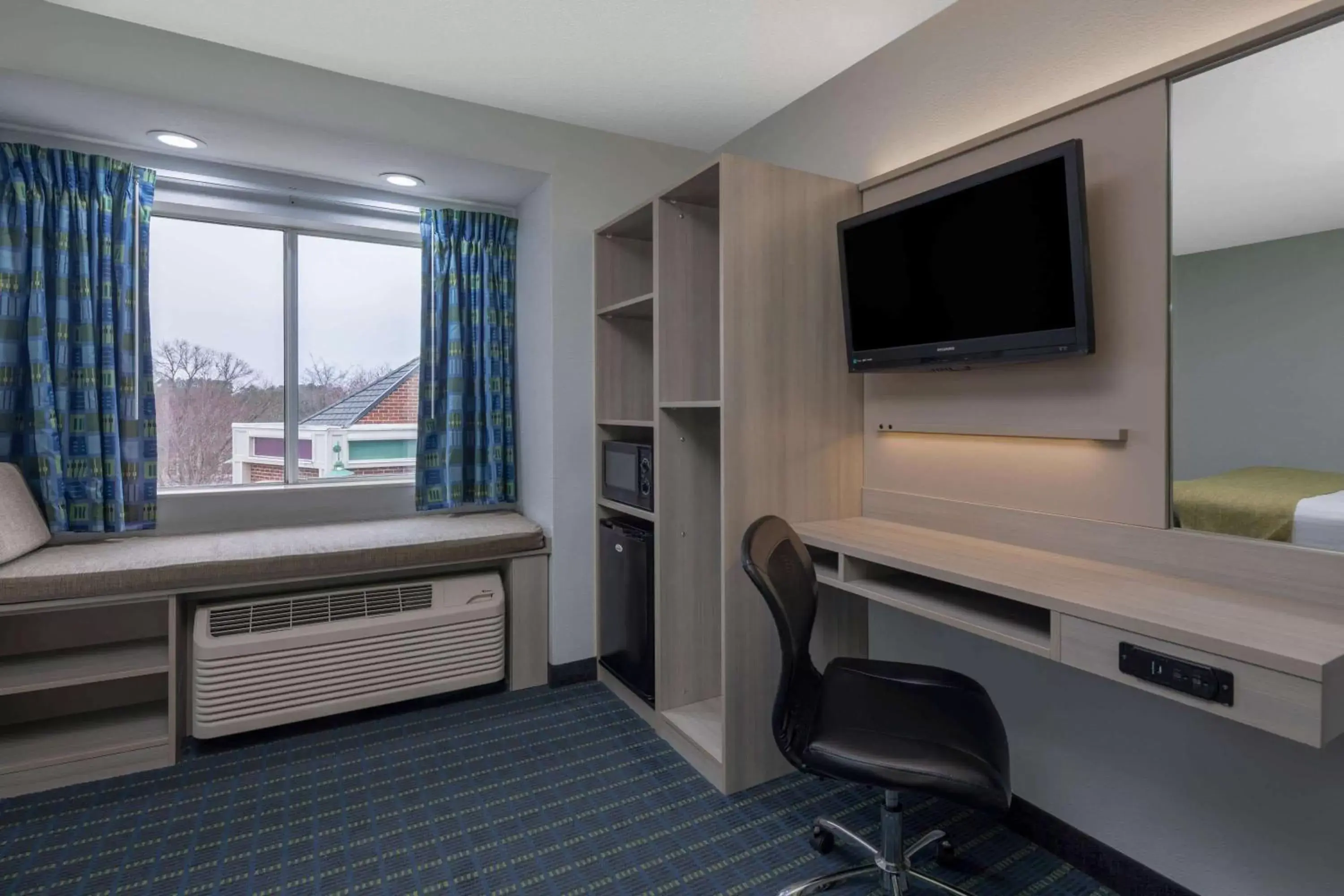 Photo of the whole room, TV/Entertainment Center in Microtel Inn by Wyndham Lake Norman