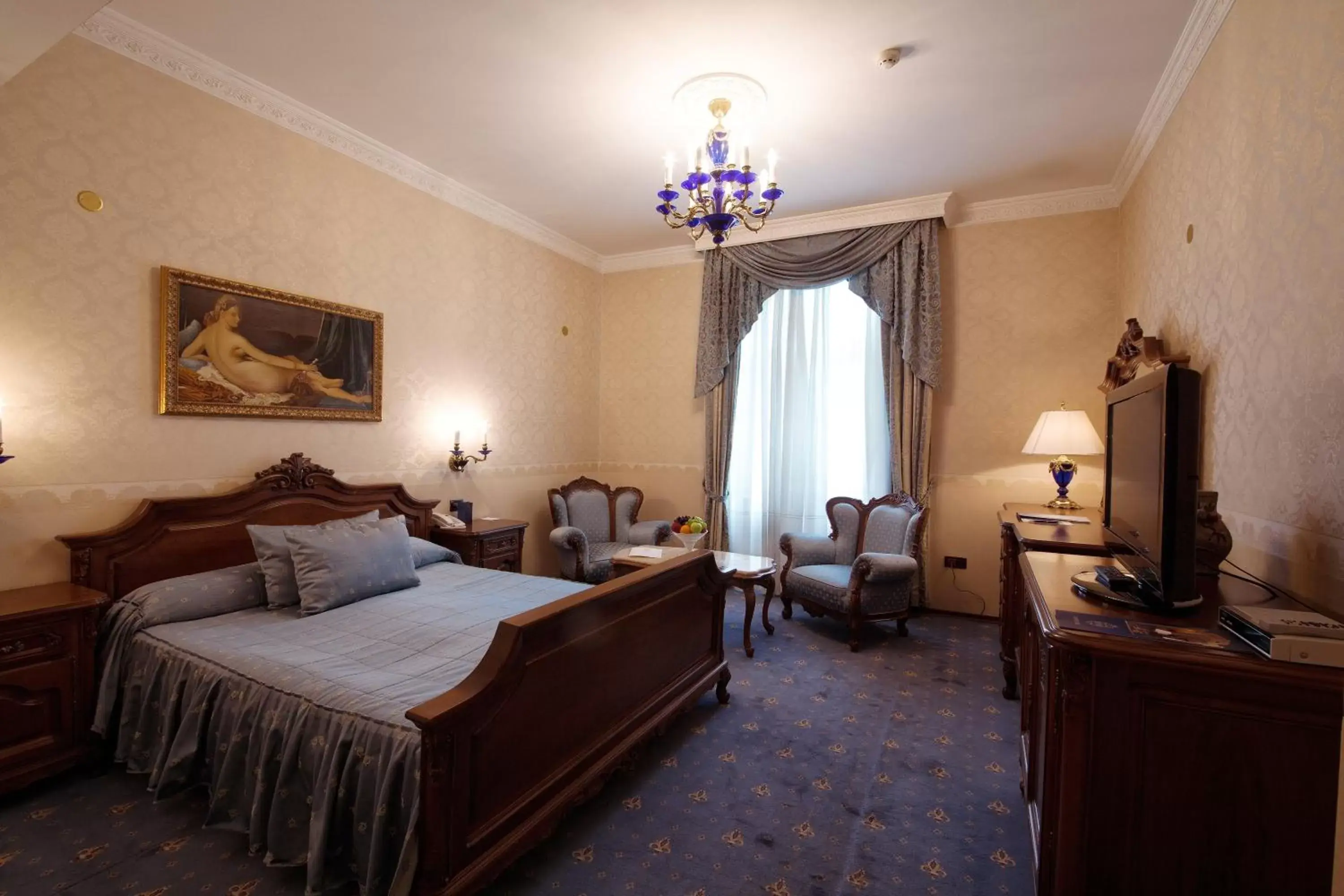 Photo of the whole room, Bed in Grand Hotel London