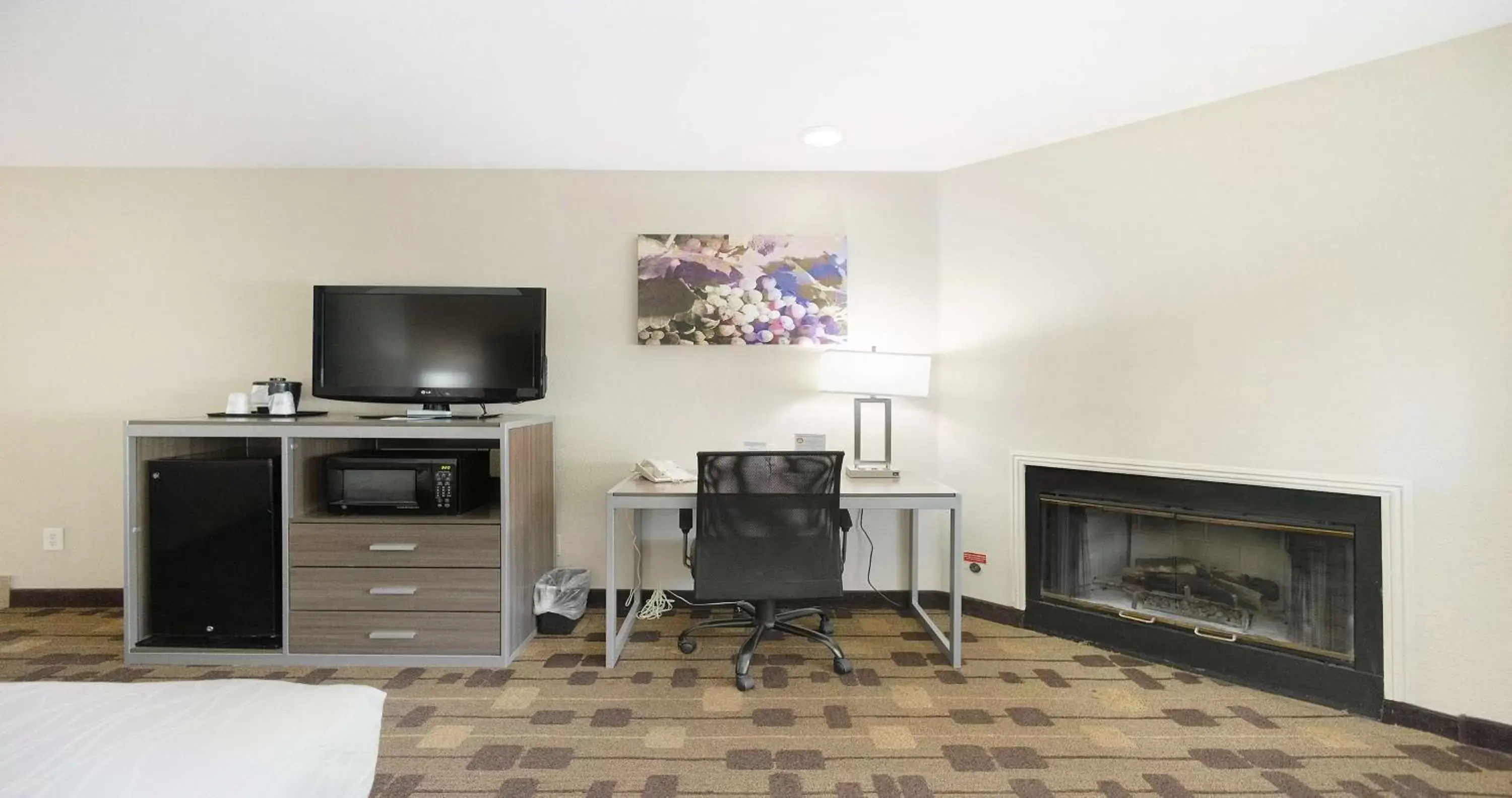 Bedroom, TV/Entertainment Center in Best Western Amador Inn