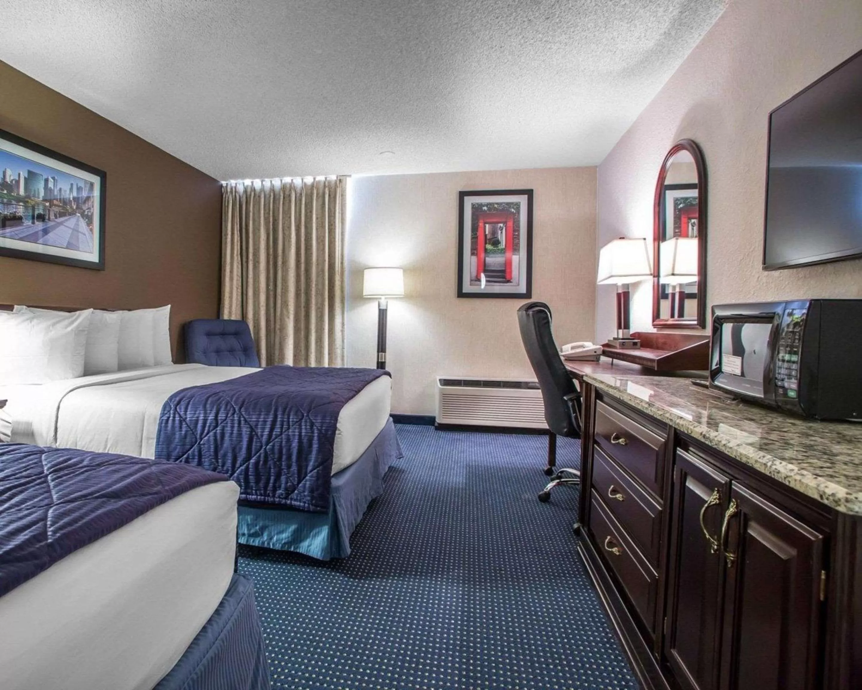 Photo of the whole room, Bed in Quality Inn Schaumburg - Chicago near the Mall