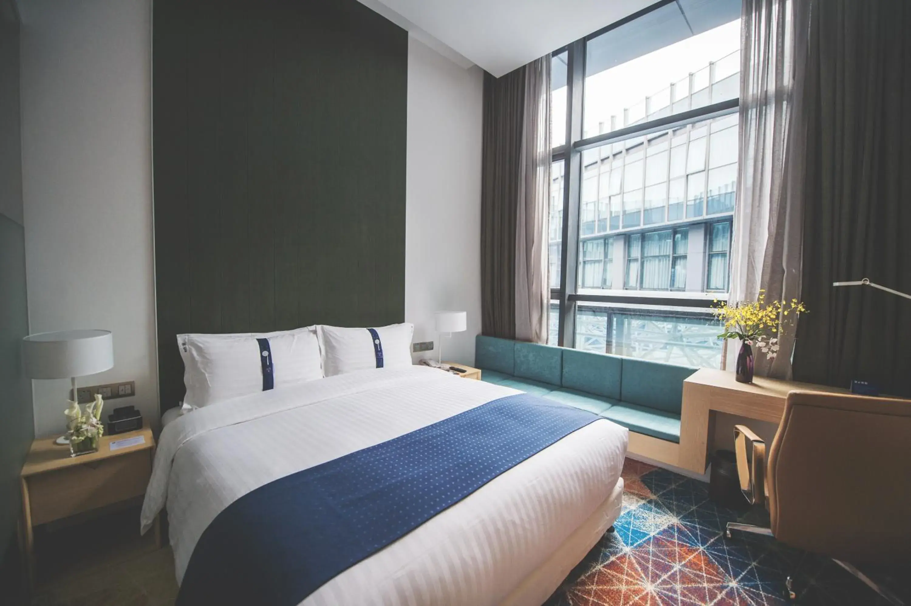 Bedroom, Bed in Holiday Inn Express Shanghai Songjiang Fangta, an IHG Hotel