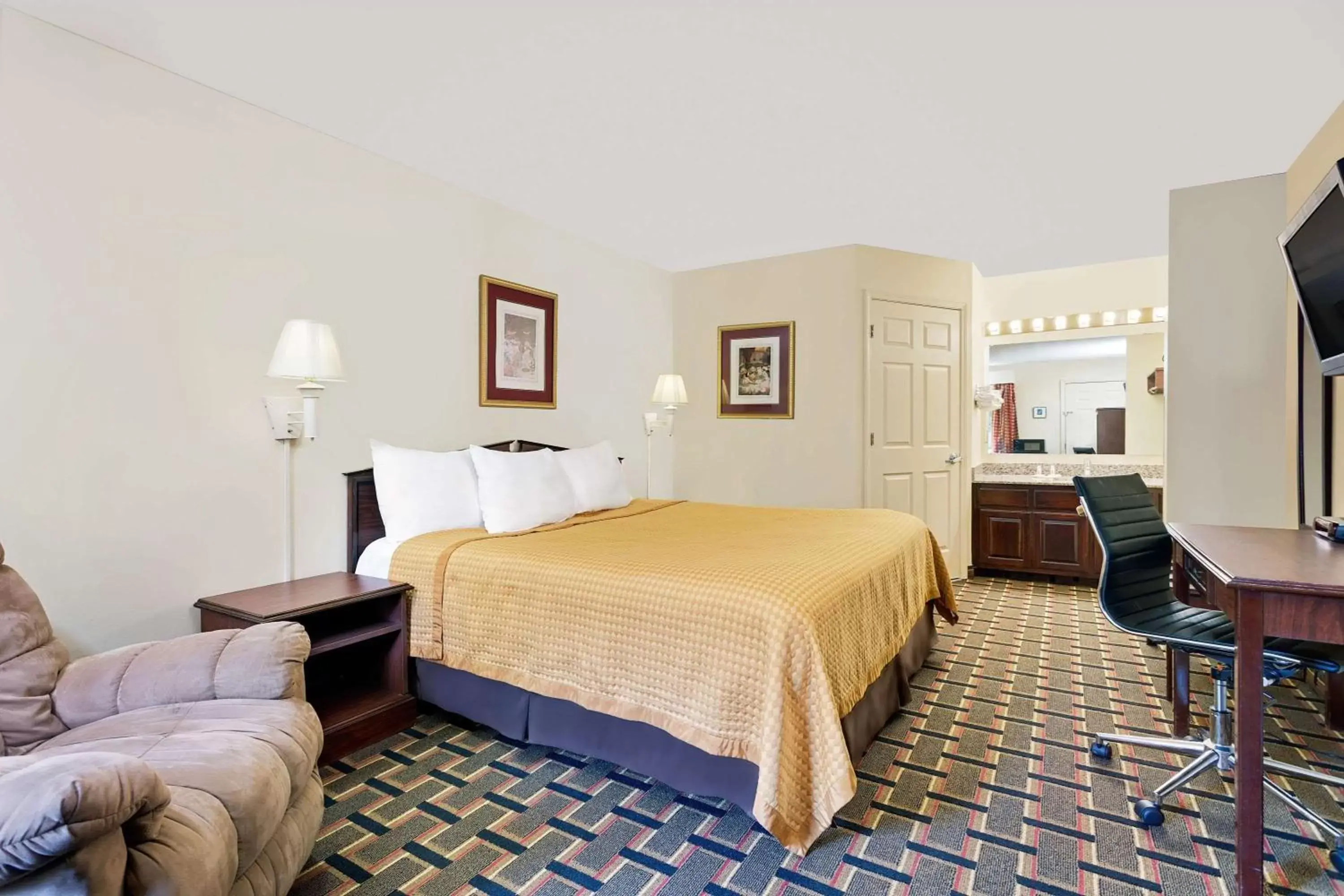 Photo of the whole room, Bed in Days Inn by Wyndham Spartanburg