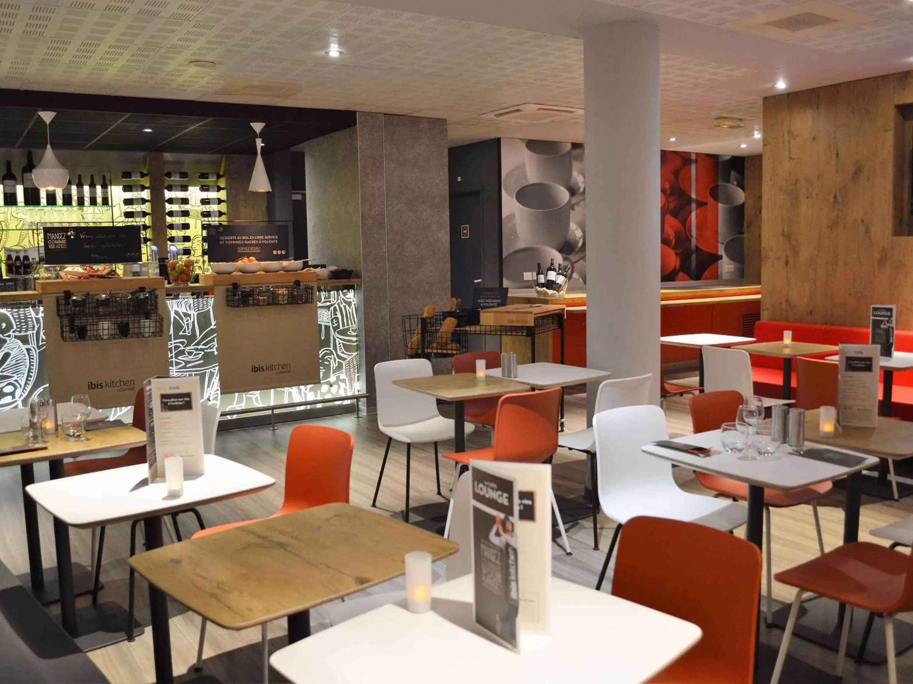 Lounge or bar, Restaurant/Places to Eat in ibis Honfleur