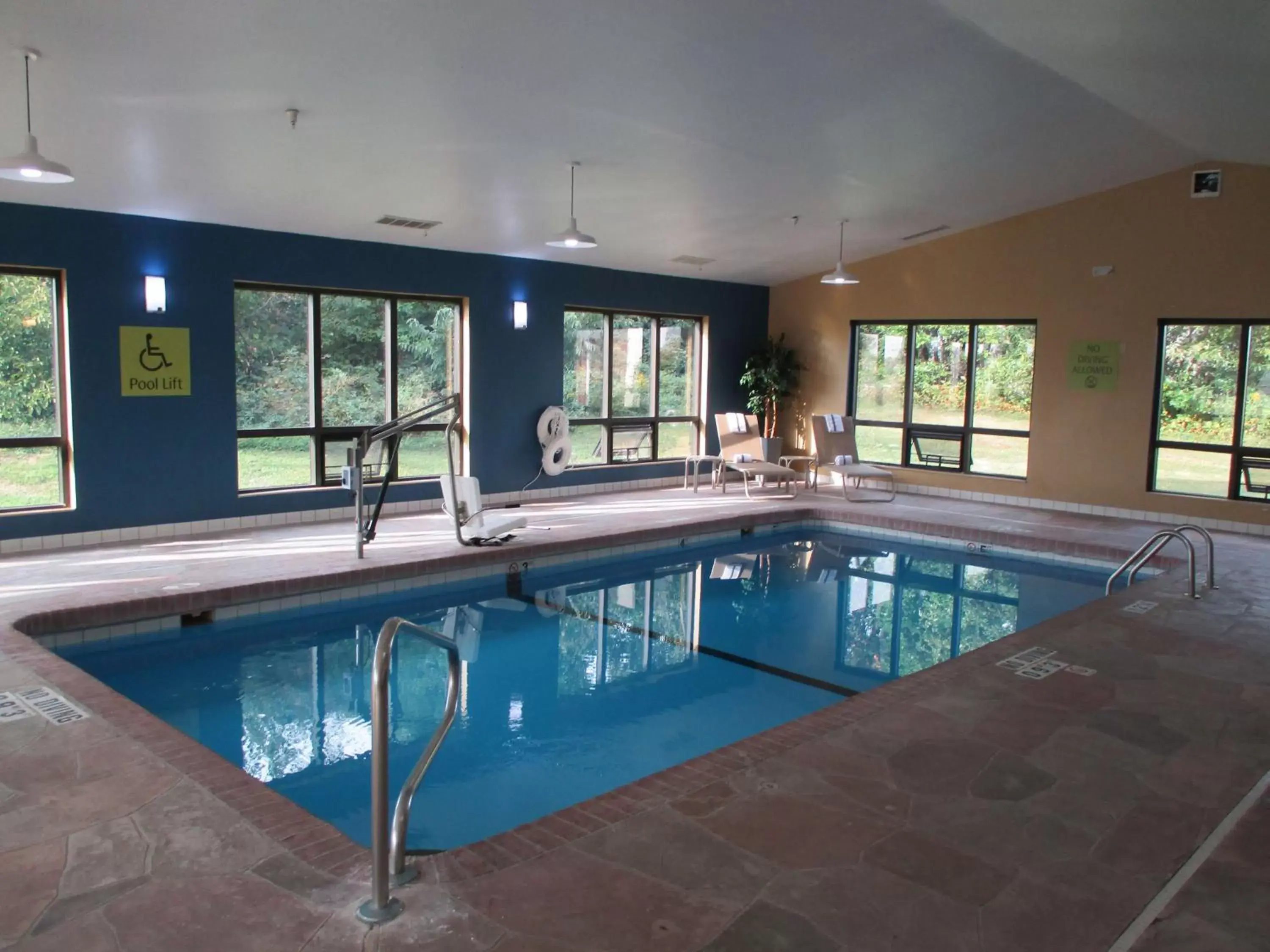 On site, Swimming Pool in Best Western Warrensburg Inn