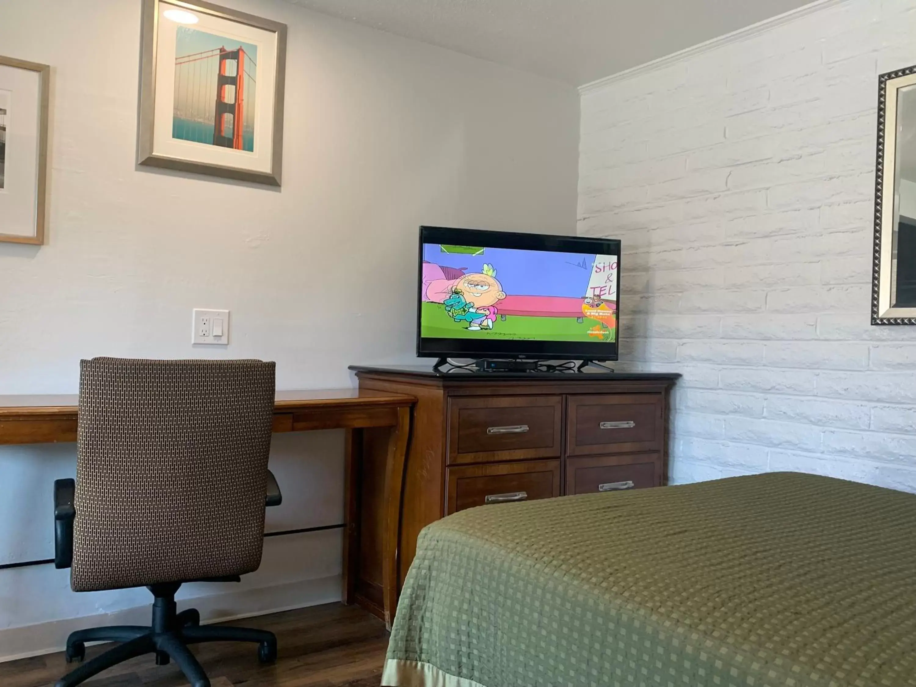 TV and multimedia, TV/Entertainment Center in Hitching Post Studios Inn