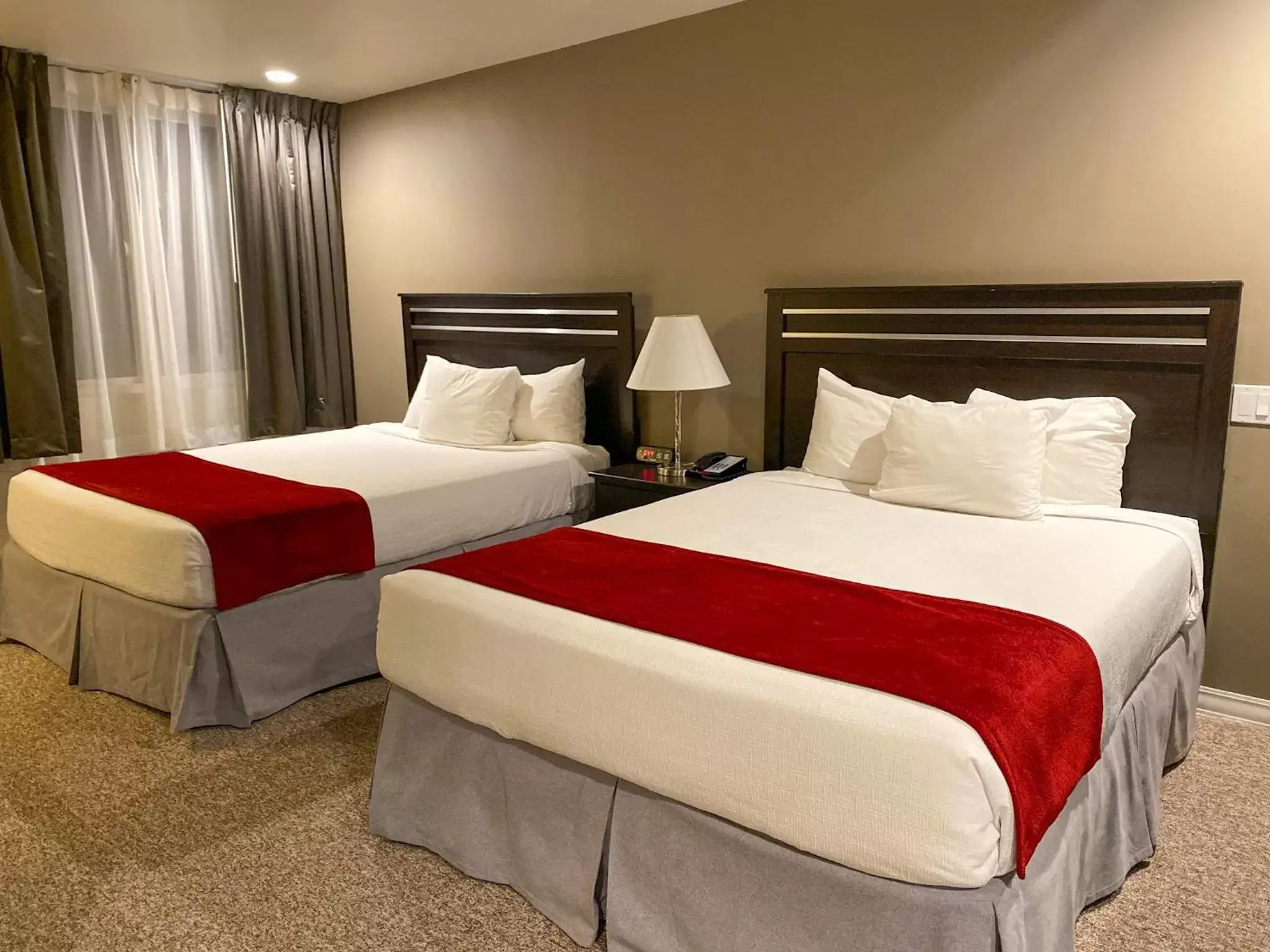 Deluxe Queen Suite in Redac Gateway Hotel Torrance