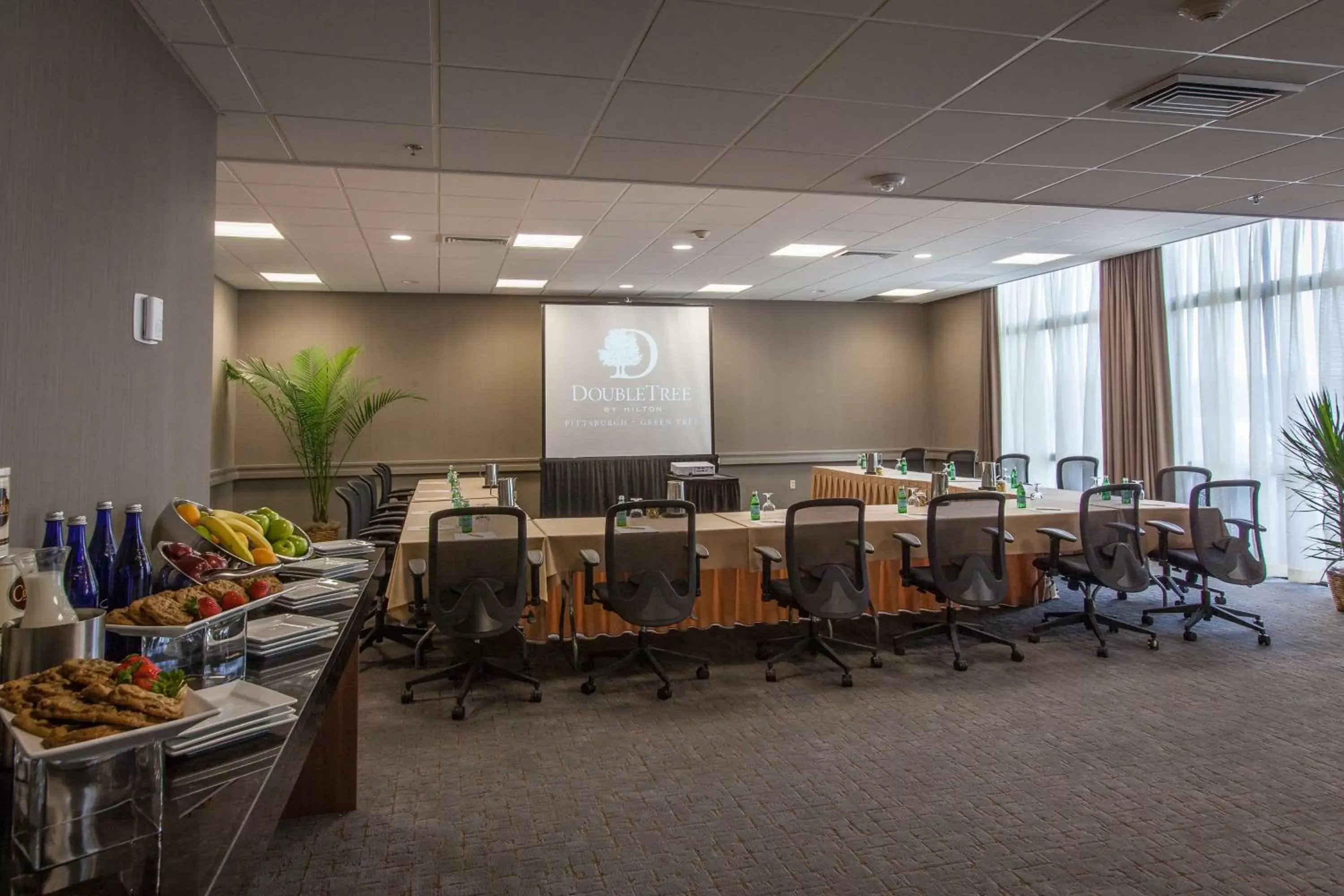 Meeting/conference room in DoubleTree by Hilton Pittsburgh-Green Tree