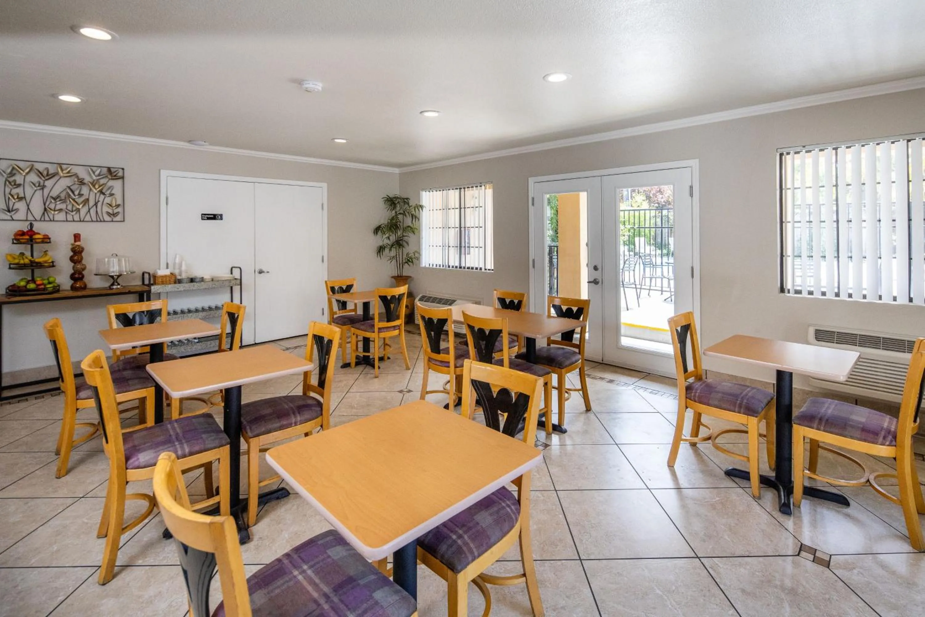 Food and drinks in Ramada by Wyndham Mountain View