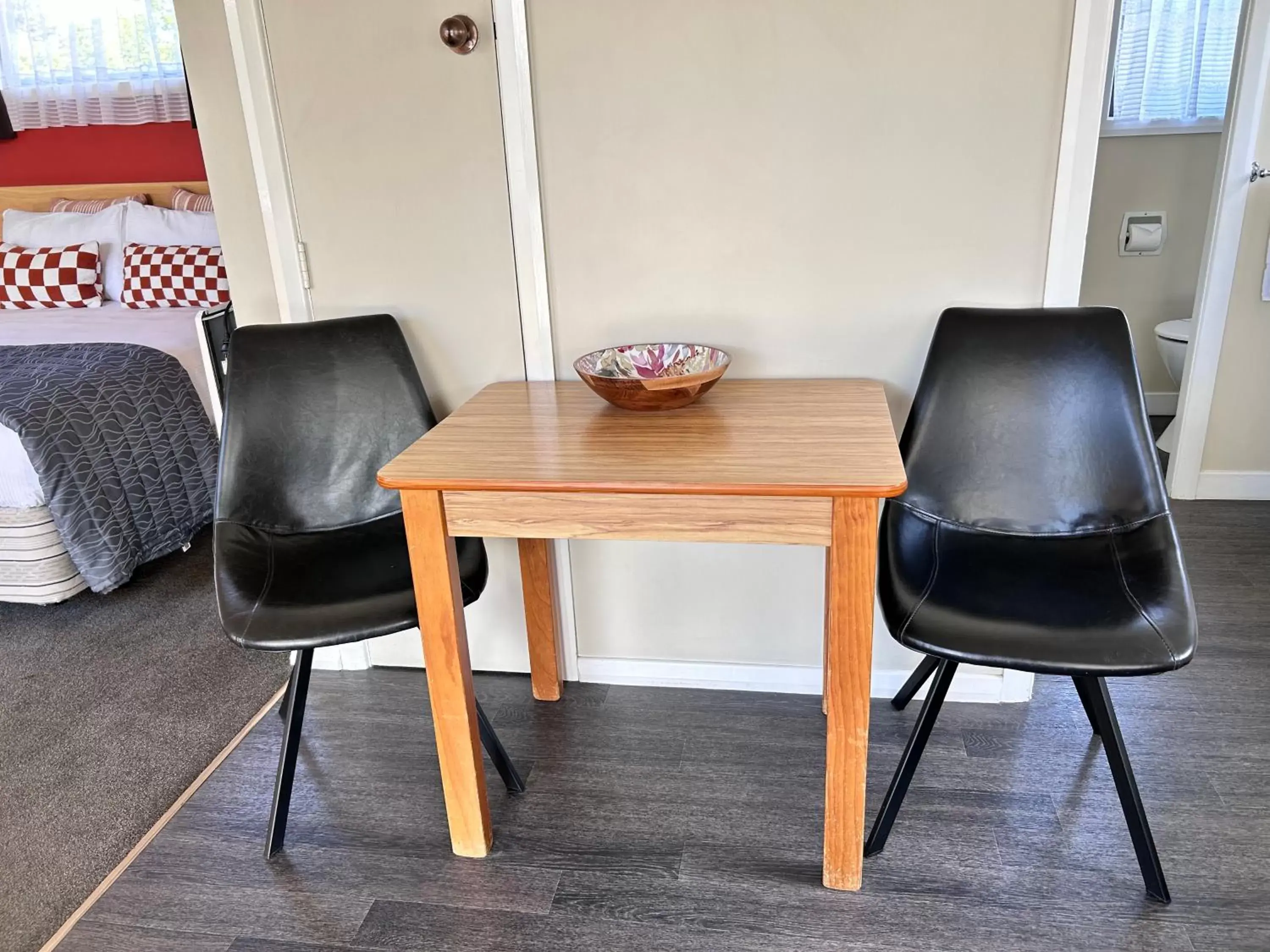 Bedroom, Seating Area in Arcadia Motel