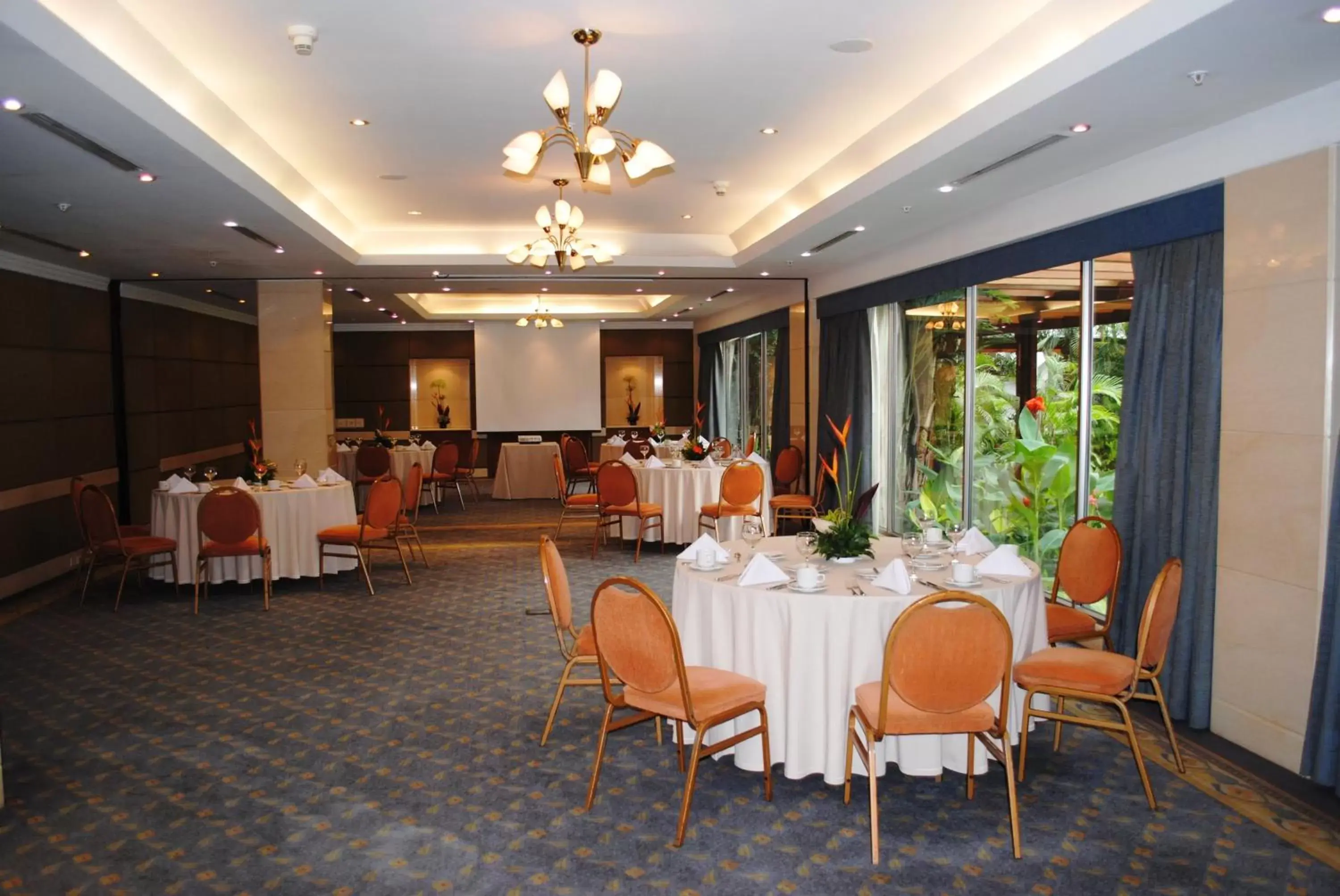 Meeting/conference room, Restaurant/Places to Eat in Hotel Intercontinental Cali, an IHG Hotel