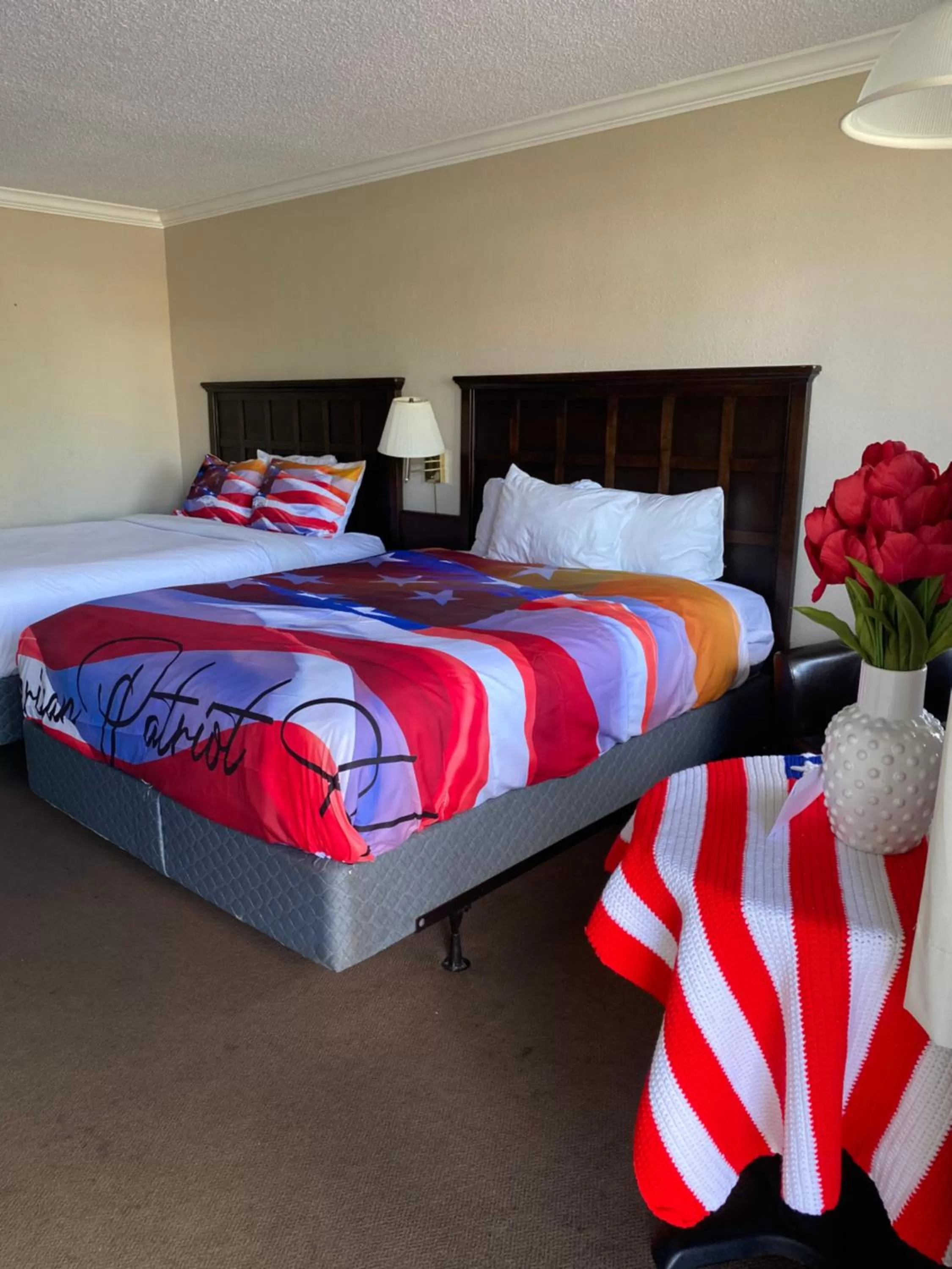 Bed in American Patriot Family Inn aka Oak Grove Inn