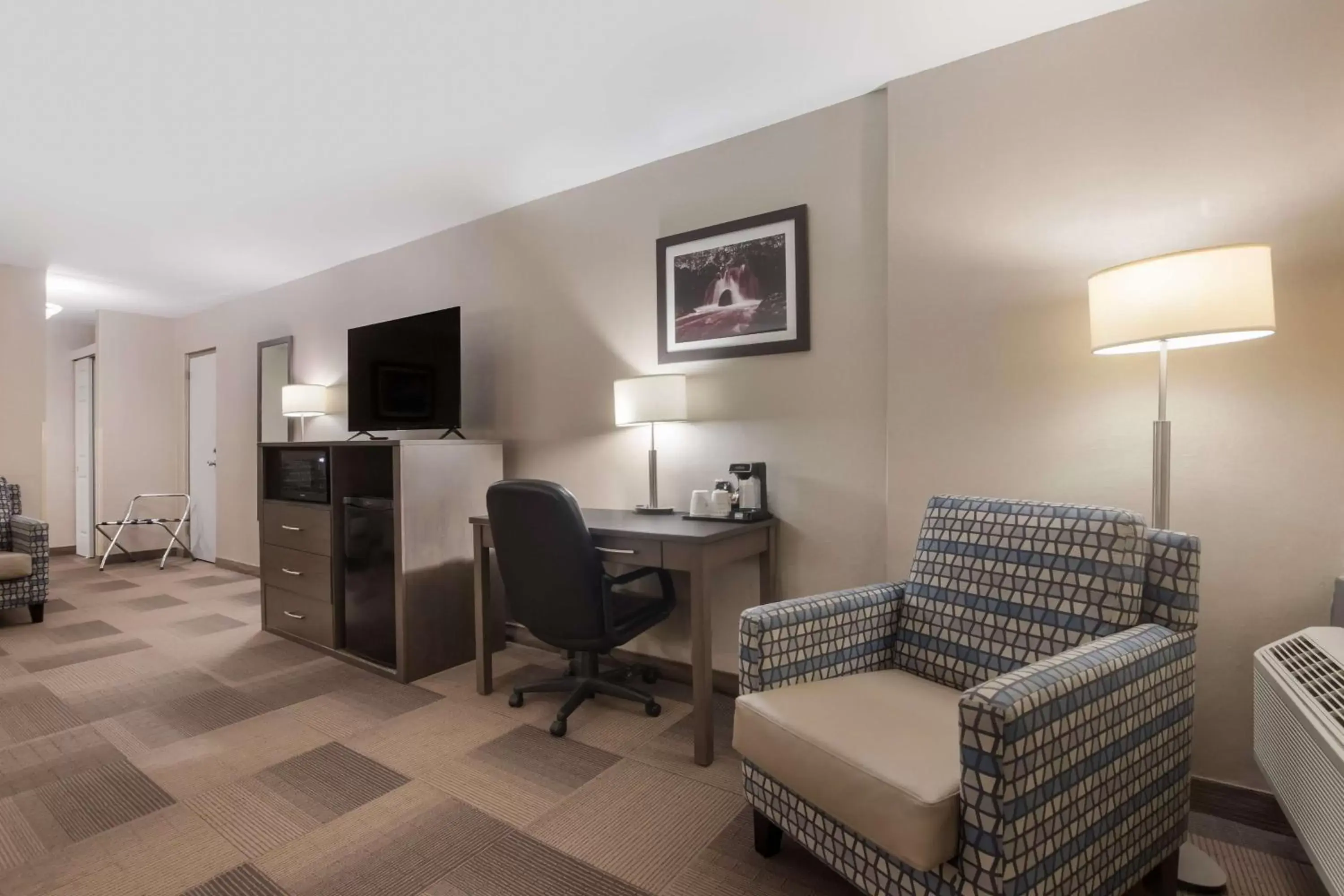 Bedroom, Seating Area in Best Western St Catharines Hotel & Conference Centre