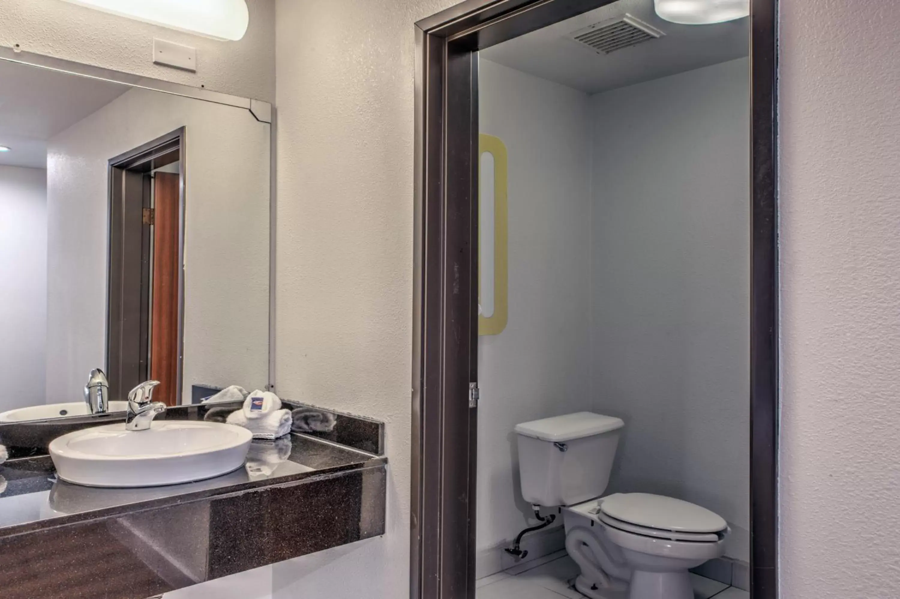 Bathroom in Motel 6-Dallas, TX - Northwest