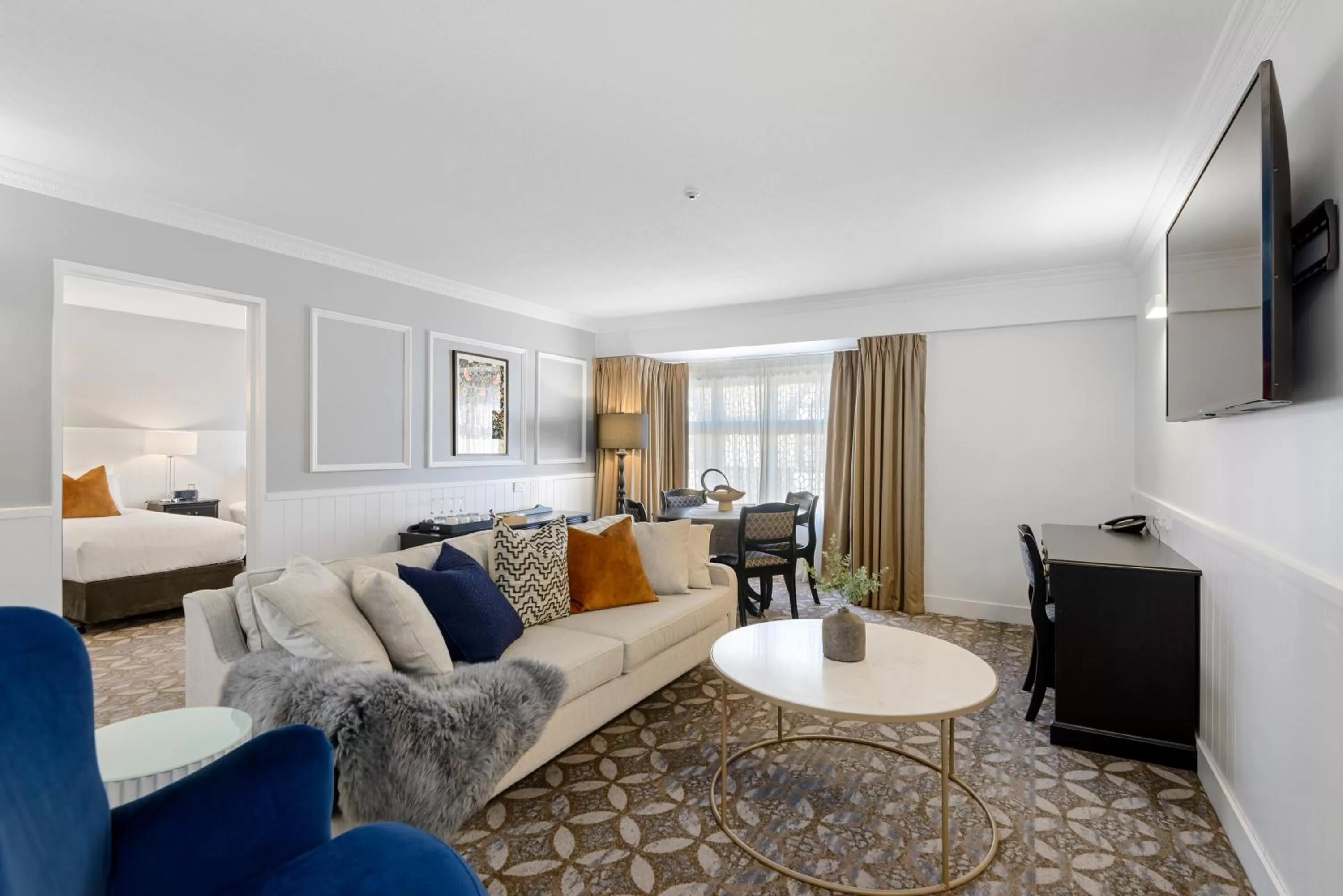 Living room, Bed in Scenic Hotel Cotswold