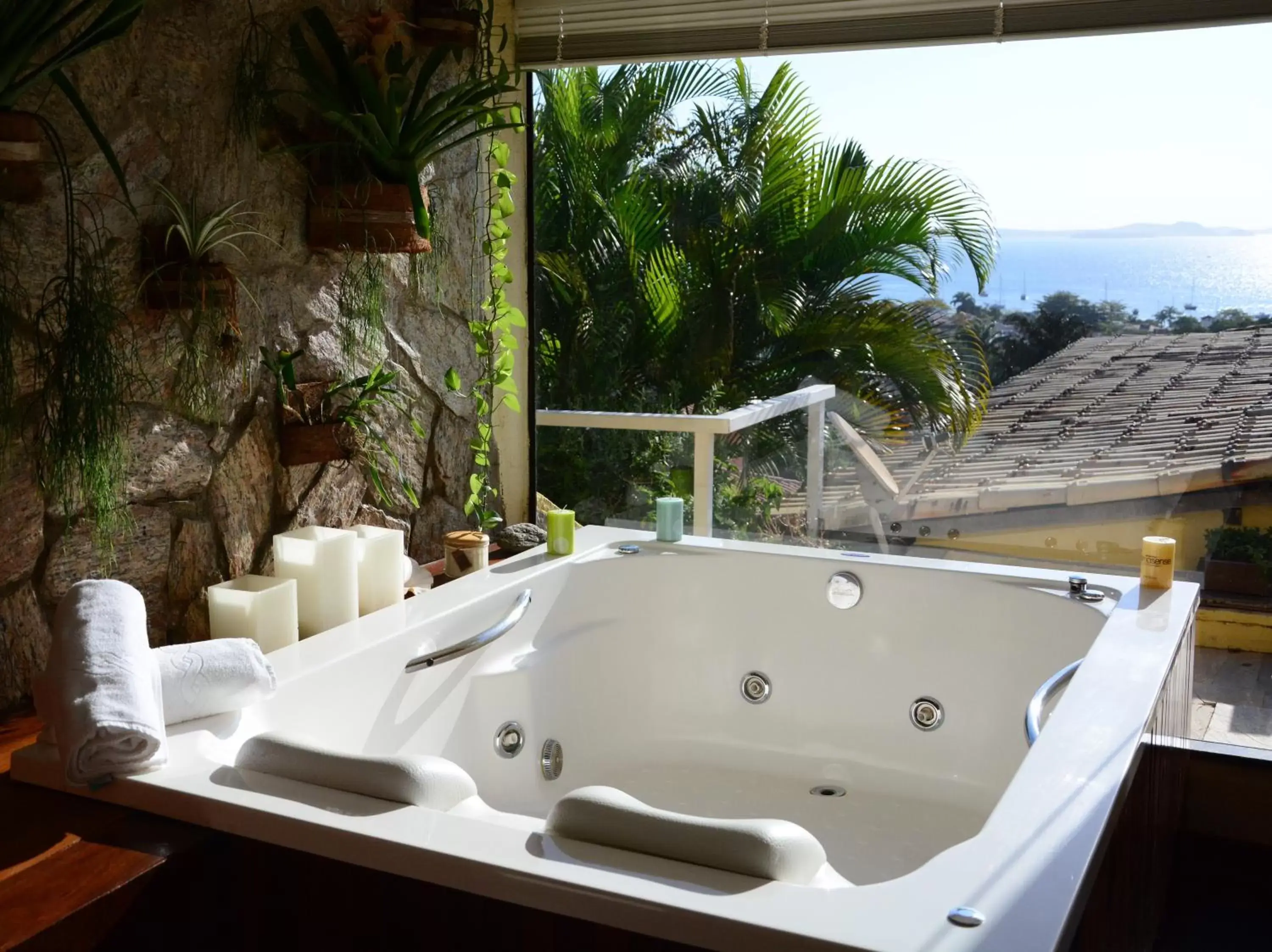 Hot Tub, Bathroom in Pousada e Spa Villa Mercedes by Latitud Hoteles