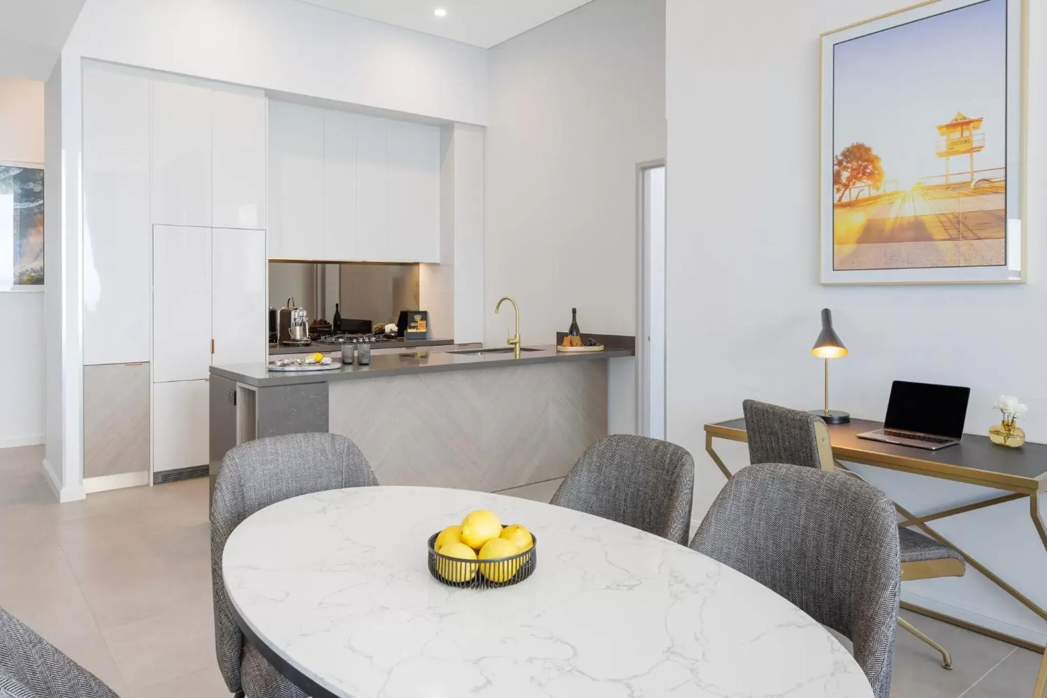 Kitchen or kitchenette, Dining Area in Meriton Suites Surfers Paradise