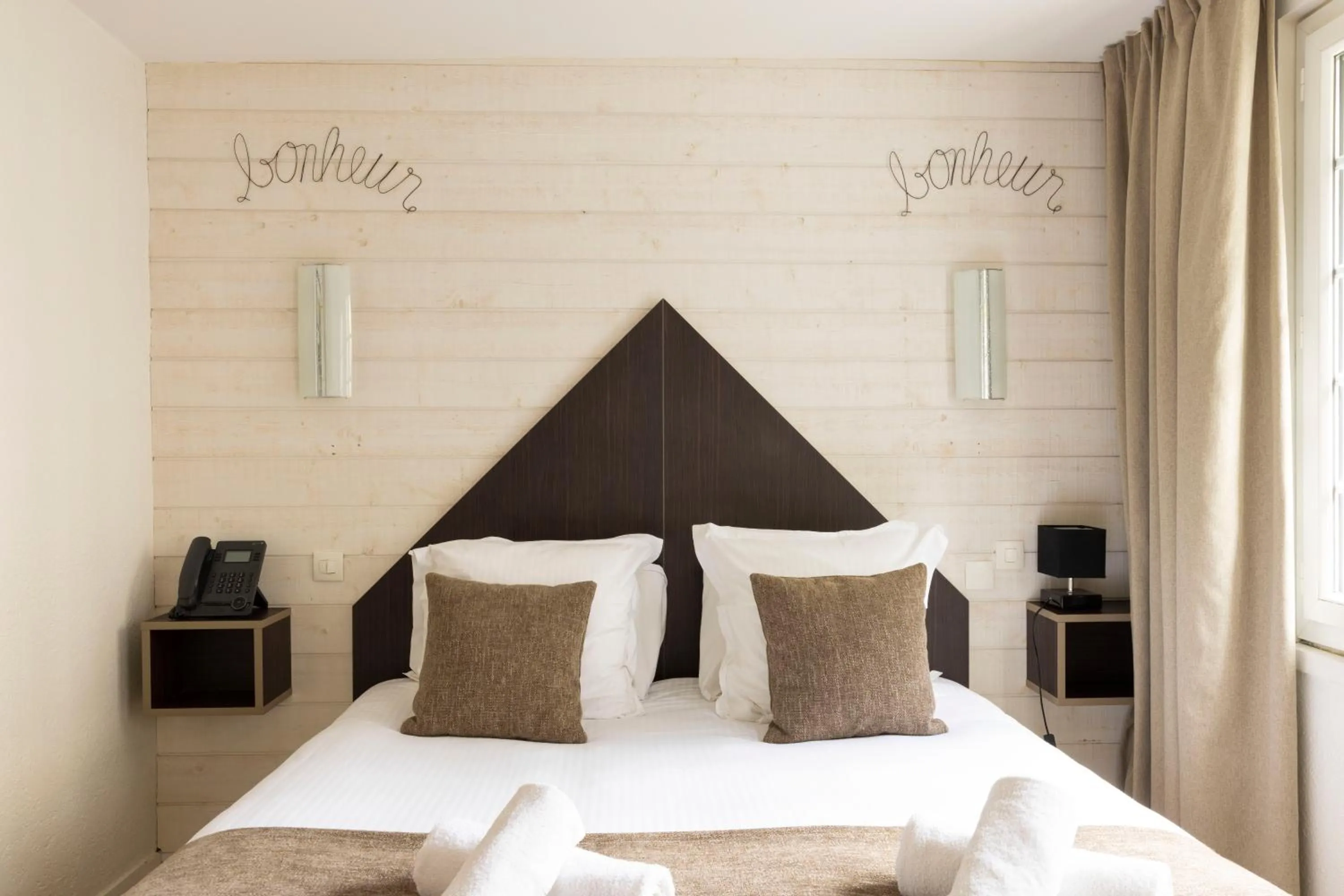 Property building, Bed in Hotel Le Dauphin