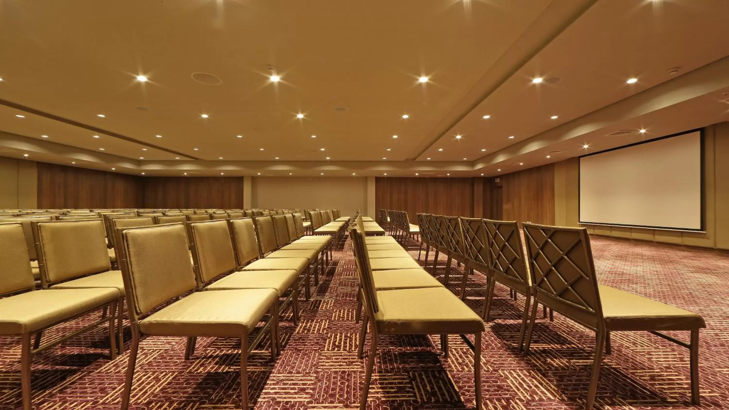 Banquet/Function facilities in Crowne Plaza Airport, an IHG Hotel