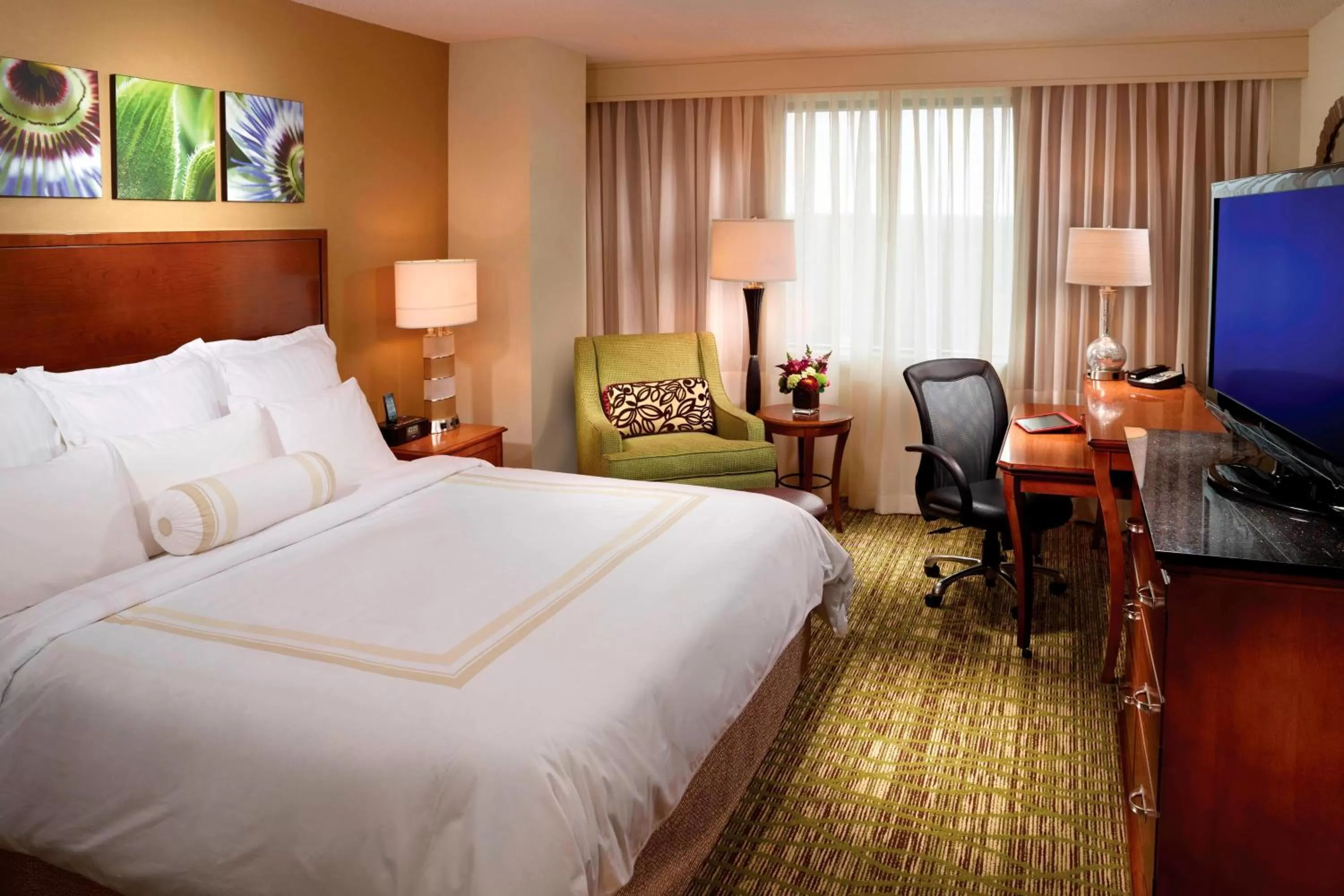 Photo of the whole room, Bed in Atlanta Marriott Alpharetta