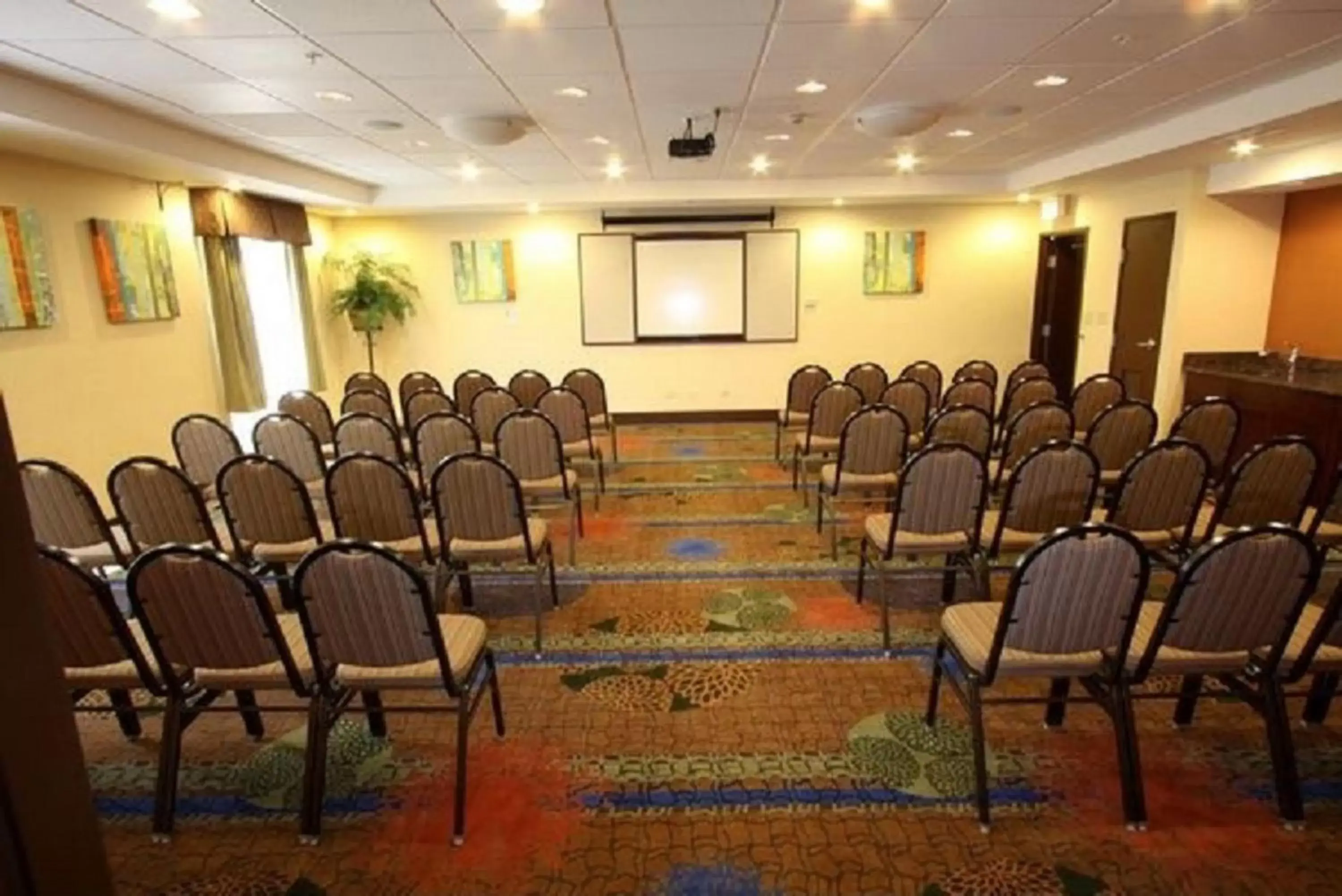 Meeting/conference room in Holiday Inn Express Hotel & Suites Chicago-Algonquin, an IHG Hotel