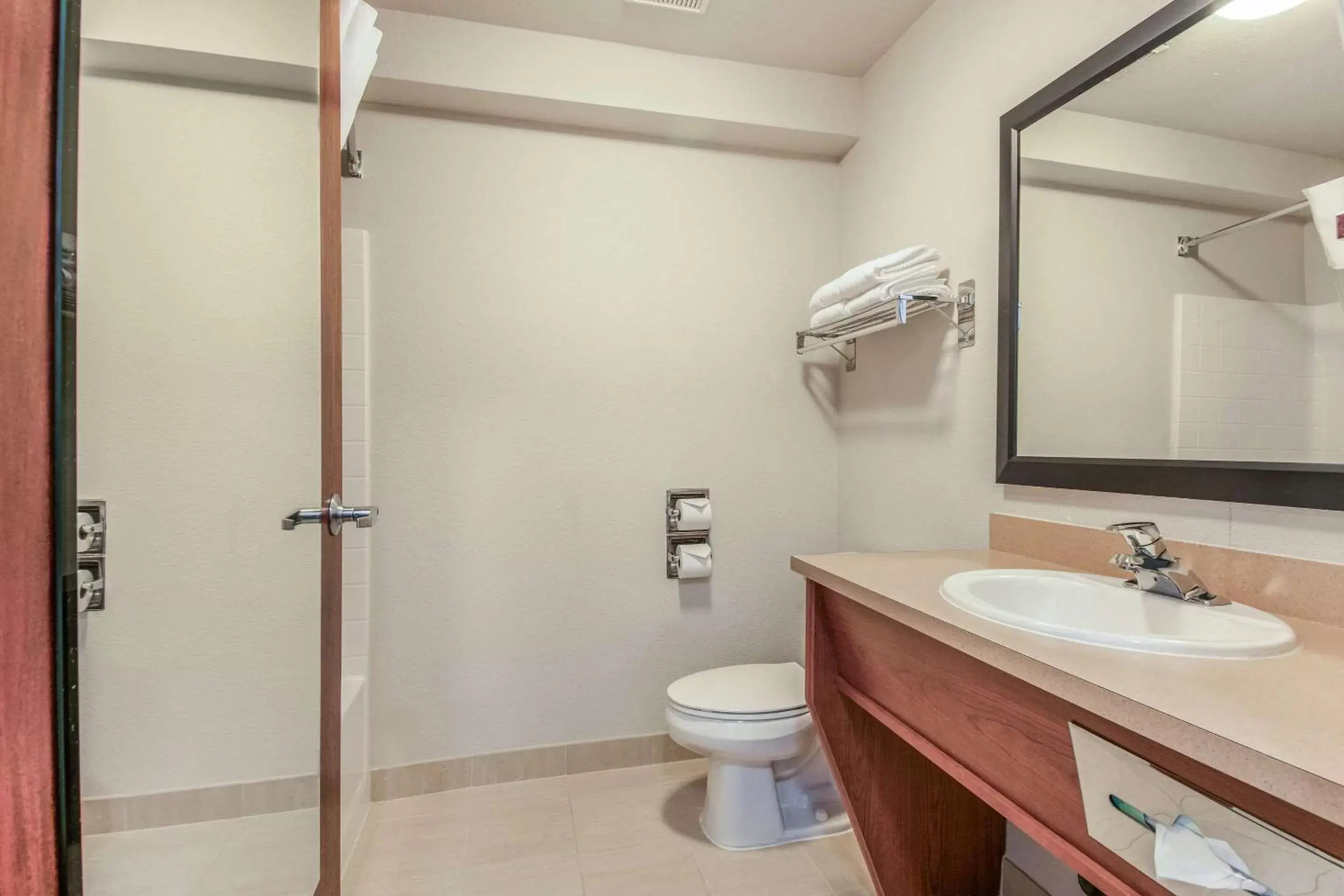 Photo of the whole room, Bathroom in Quality Inn Gresham