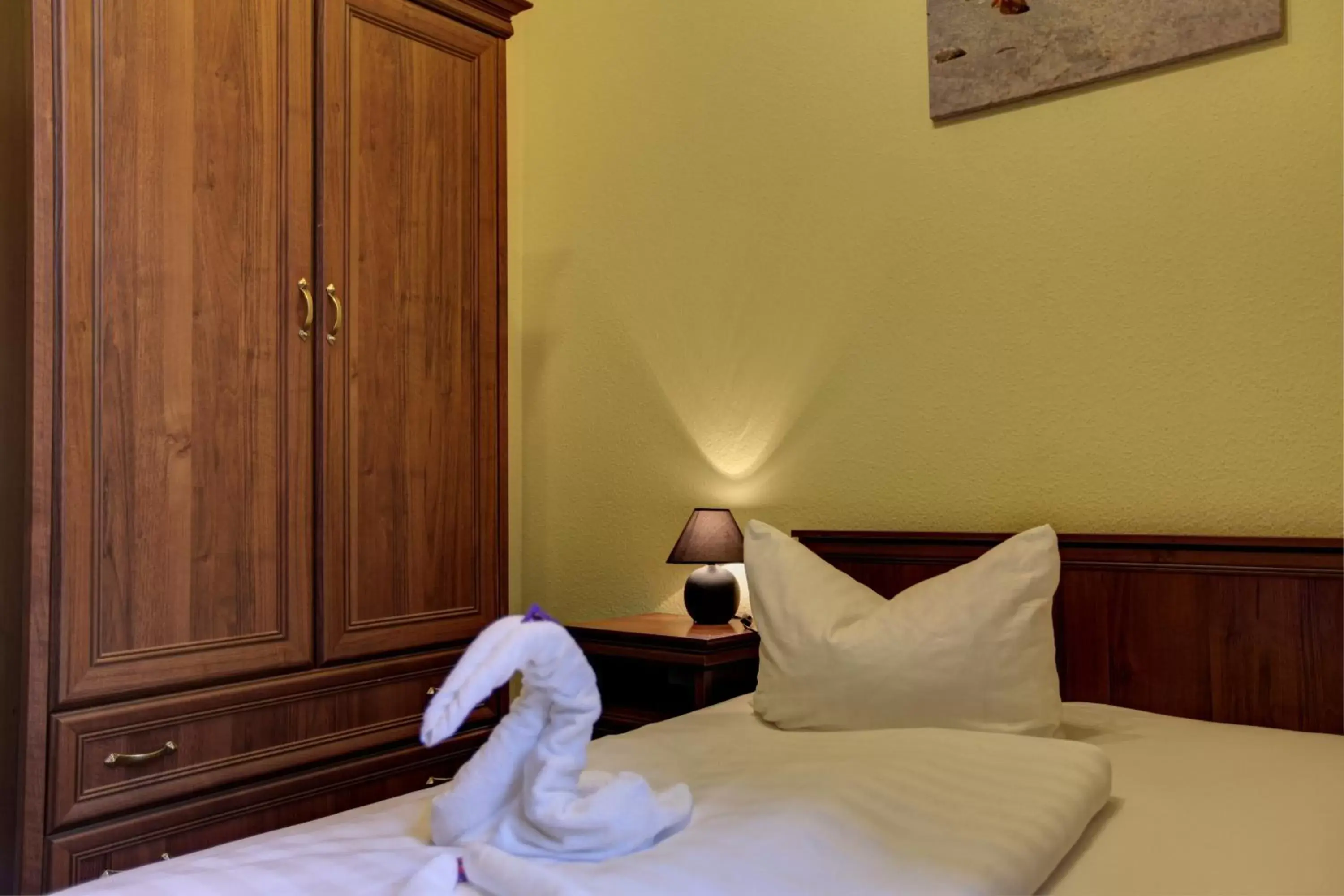 Bed in Hotel Pension Bernstein am Kurfürstendamm Bed in Hotel Pension Bernstein am Kurfürstendamm