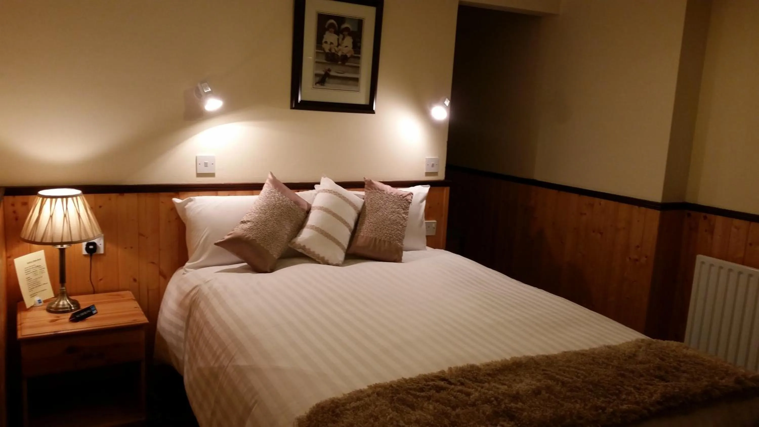 Bedroom, Bed in Halfway House Hotel