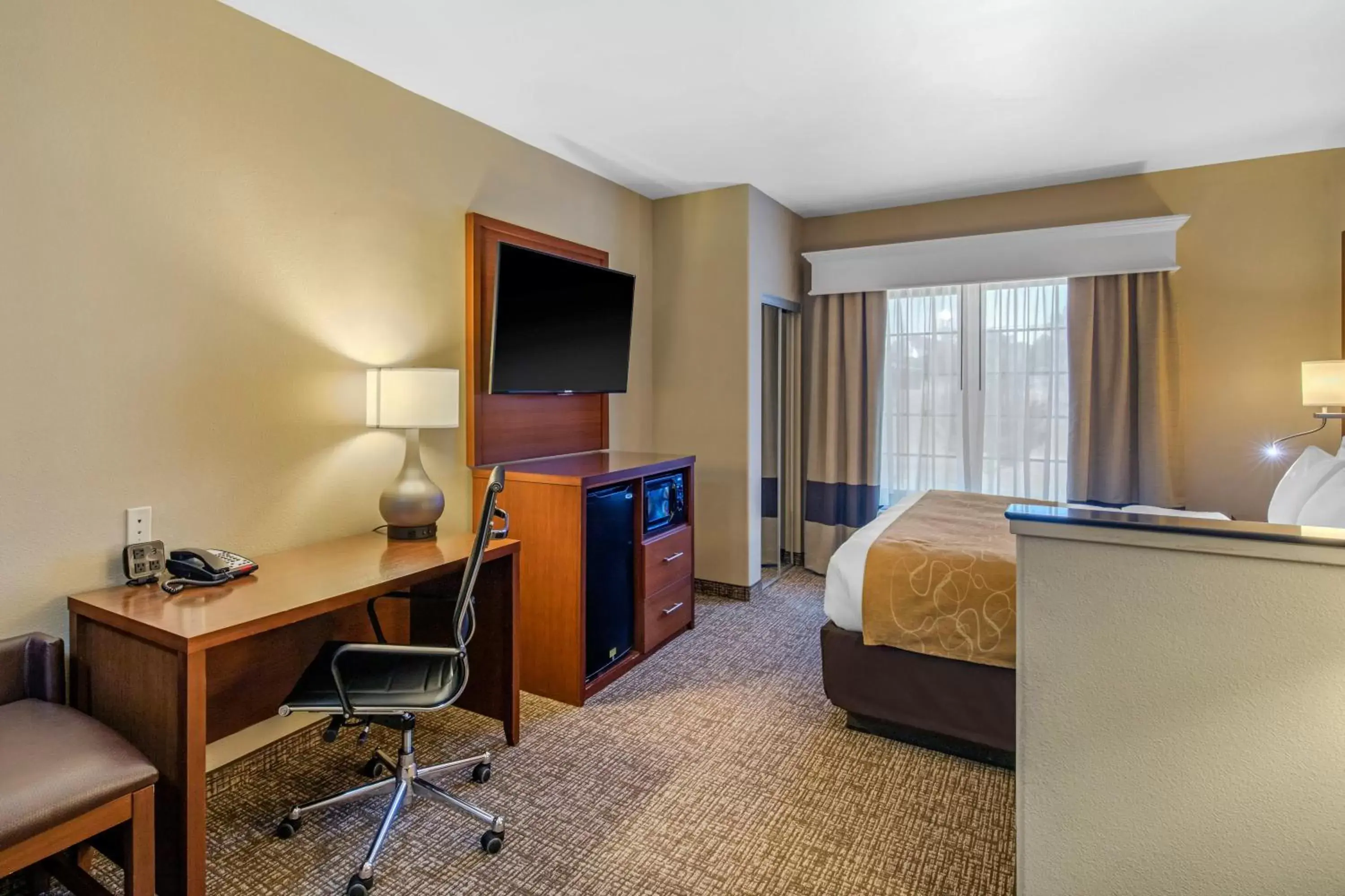Photo of the whole room, TV/Entertainment Center in Comfort Suites Marshall