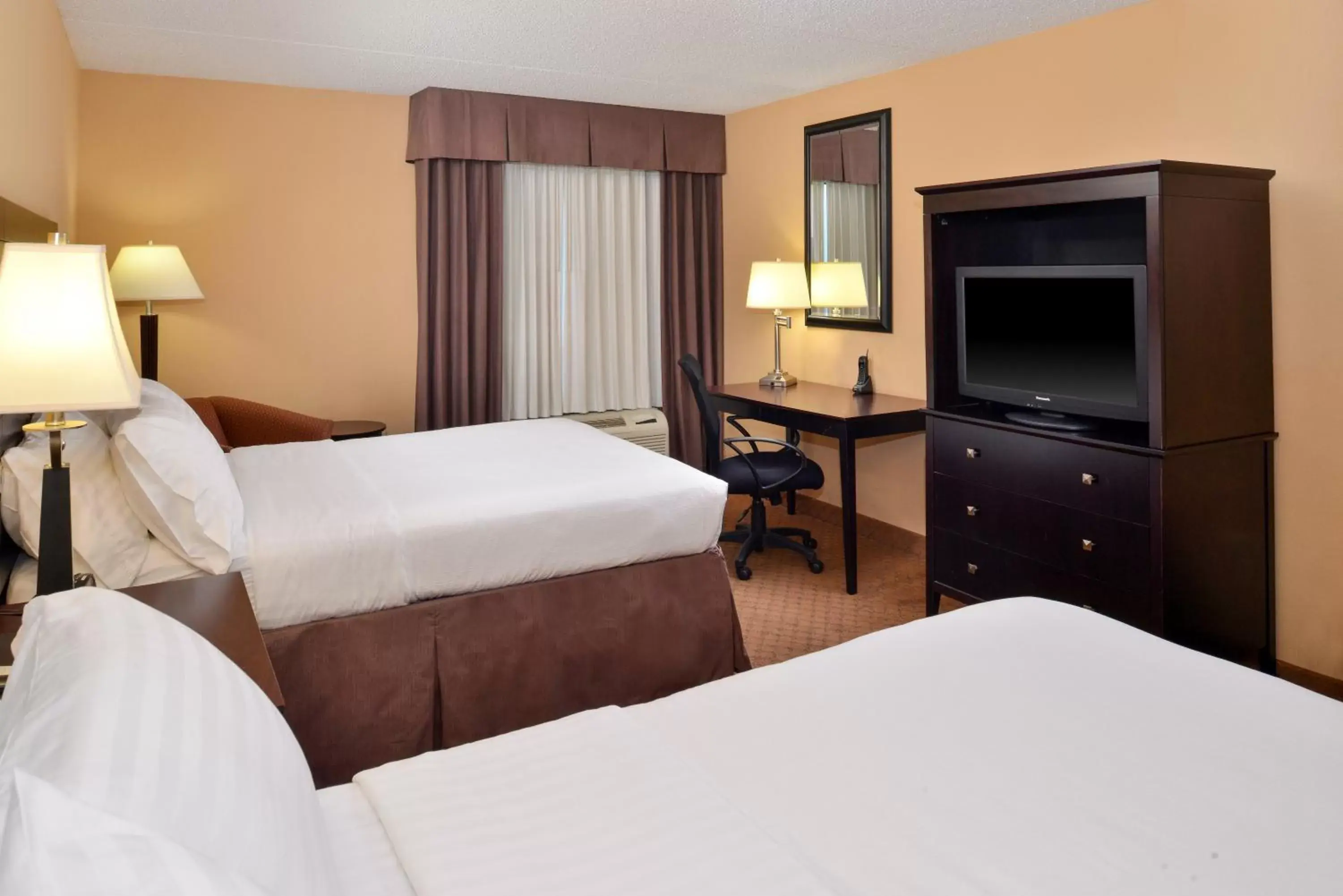 Bed in Holiday Inn Martinsburg, an IHG Hotel