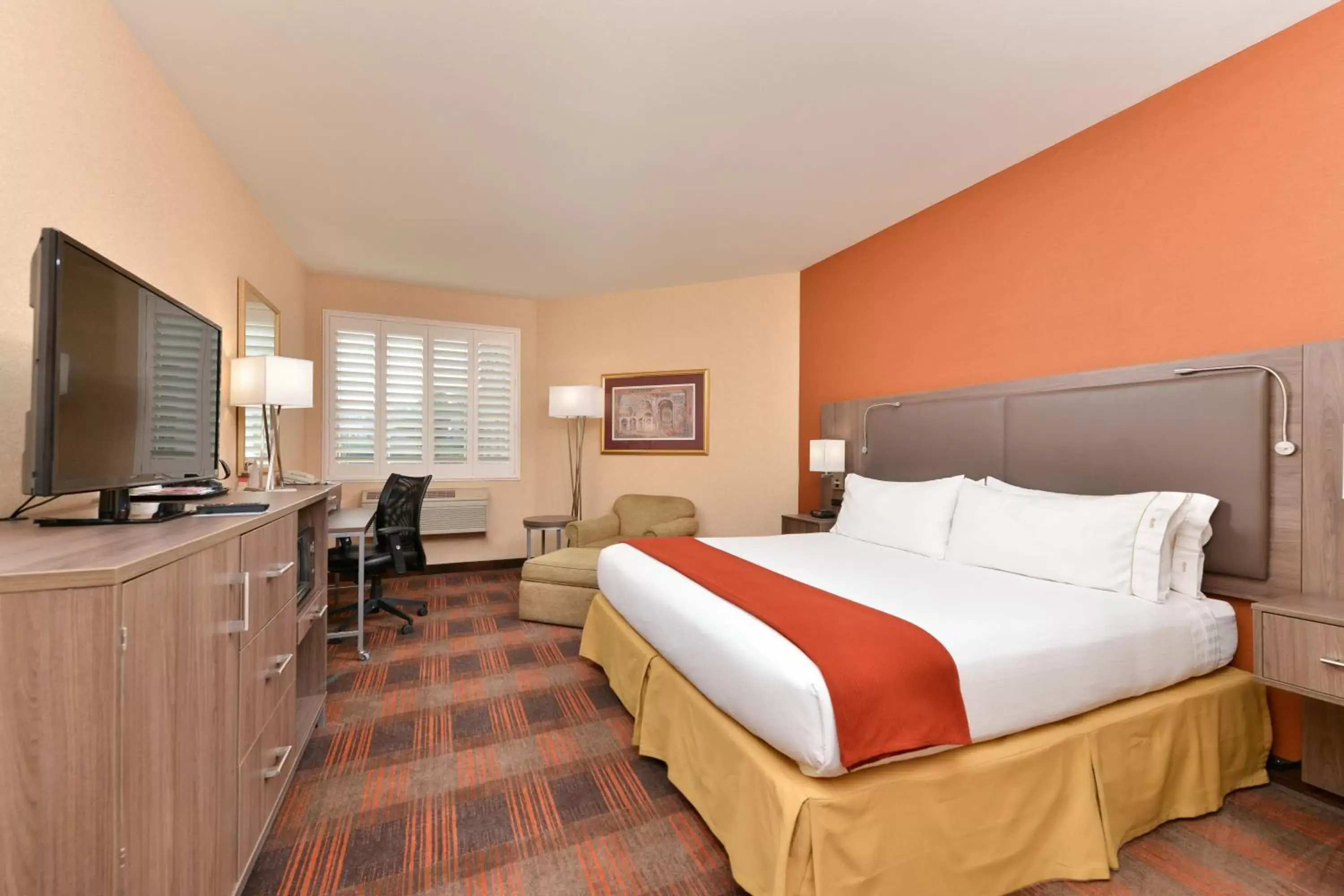 Bed in HOLIDAY INN EXPRESS & SUITES ELK GROVE CENTRAL - HWY 99, an IHG Hotel