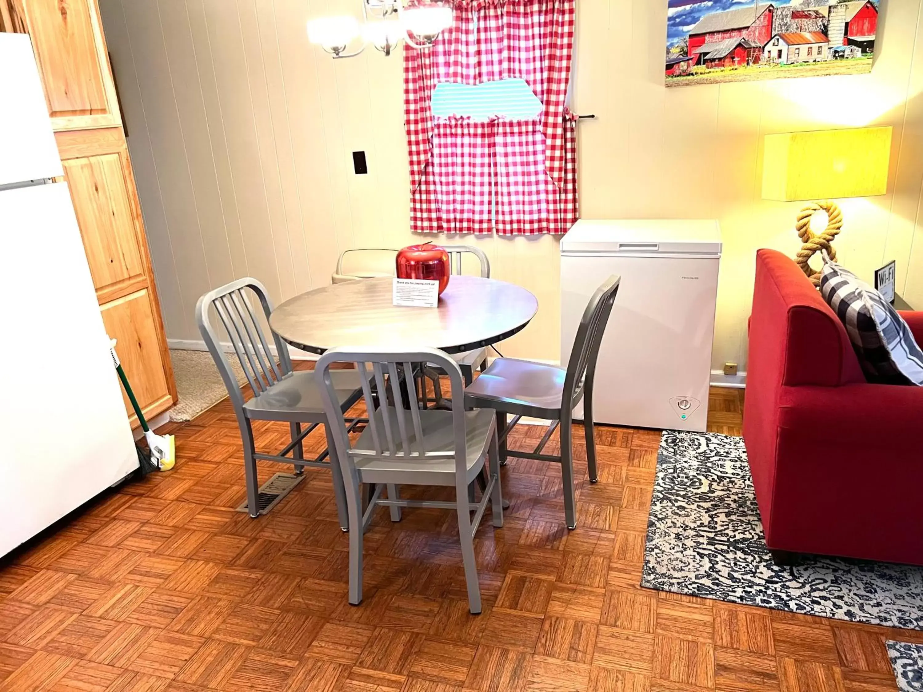 Dining Area in White Caps Motel