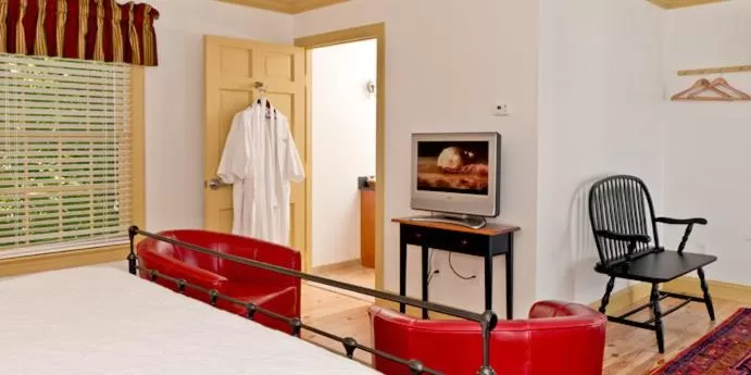 Decorative detail, Bed in Inn at Osprey Point