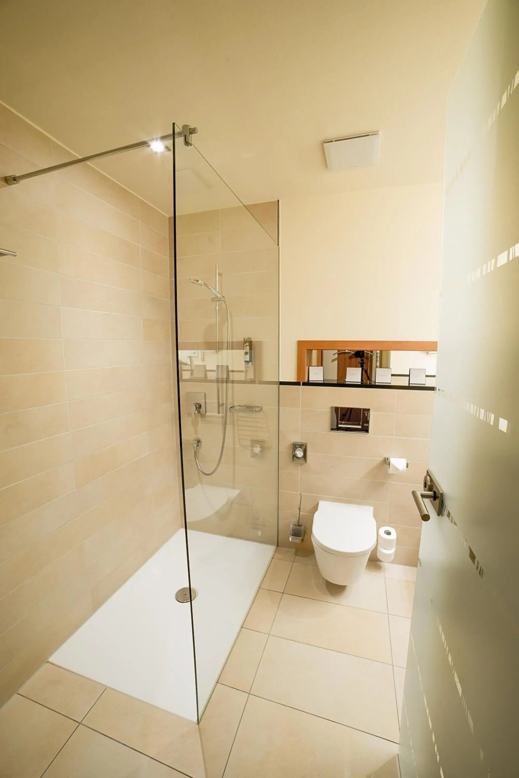 Shower, Bathroom in Lind Hotel