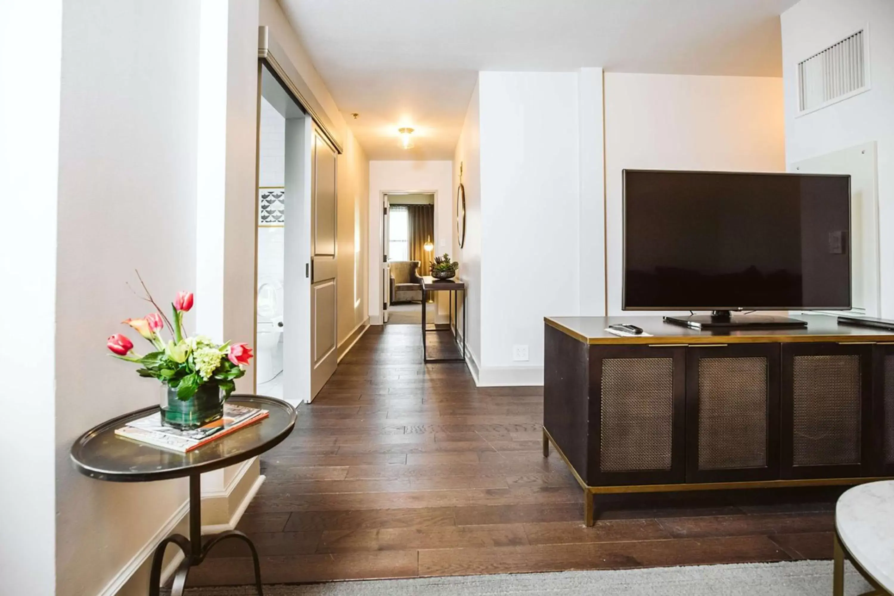 Bedroom, TV/Entertainment Center in Hotel Phillips Kansas City, Curio Collection By Hilton