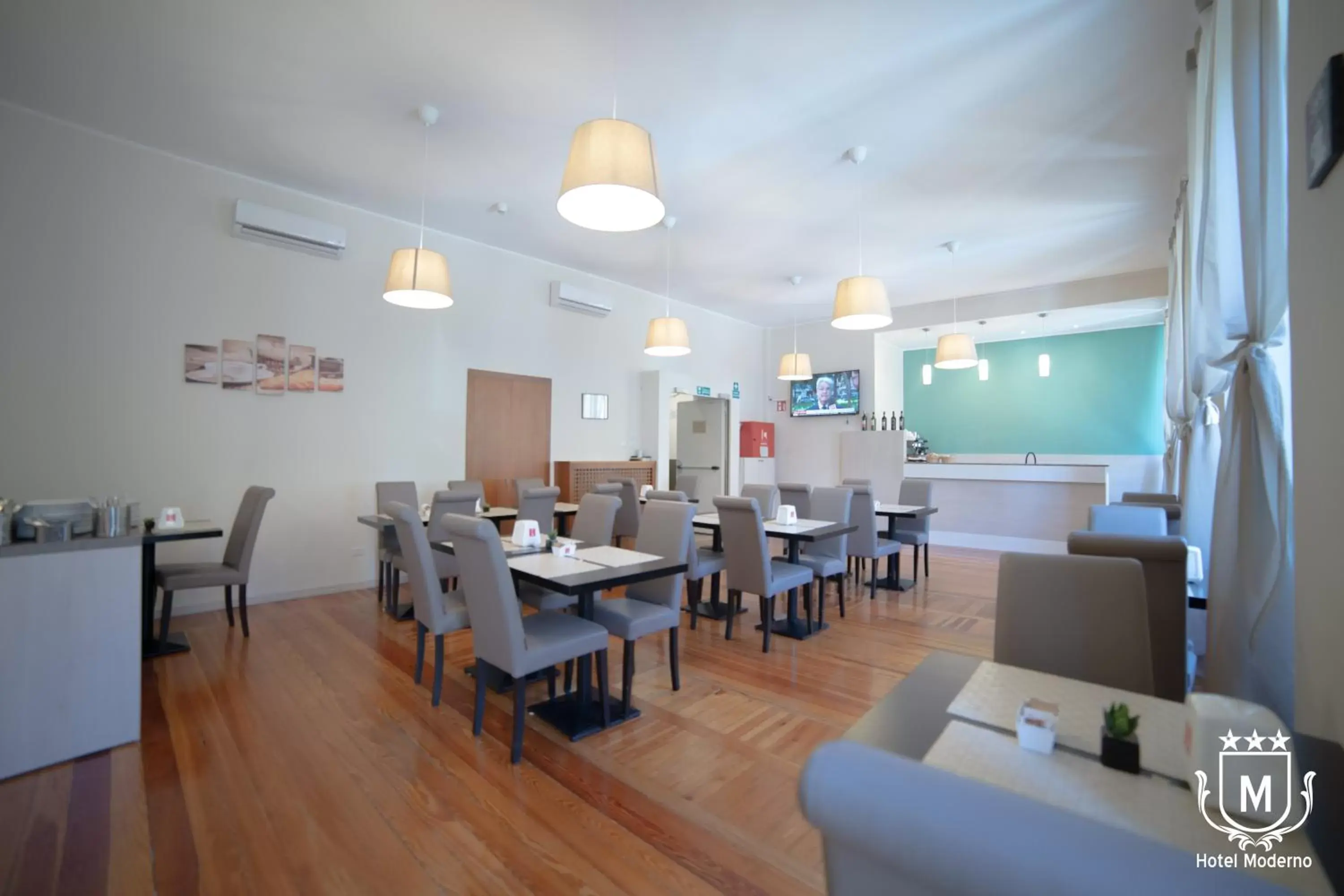 Communal lounge/ TV room, Restaurant/Places to Eat in Hotel Moderno