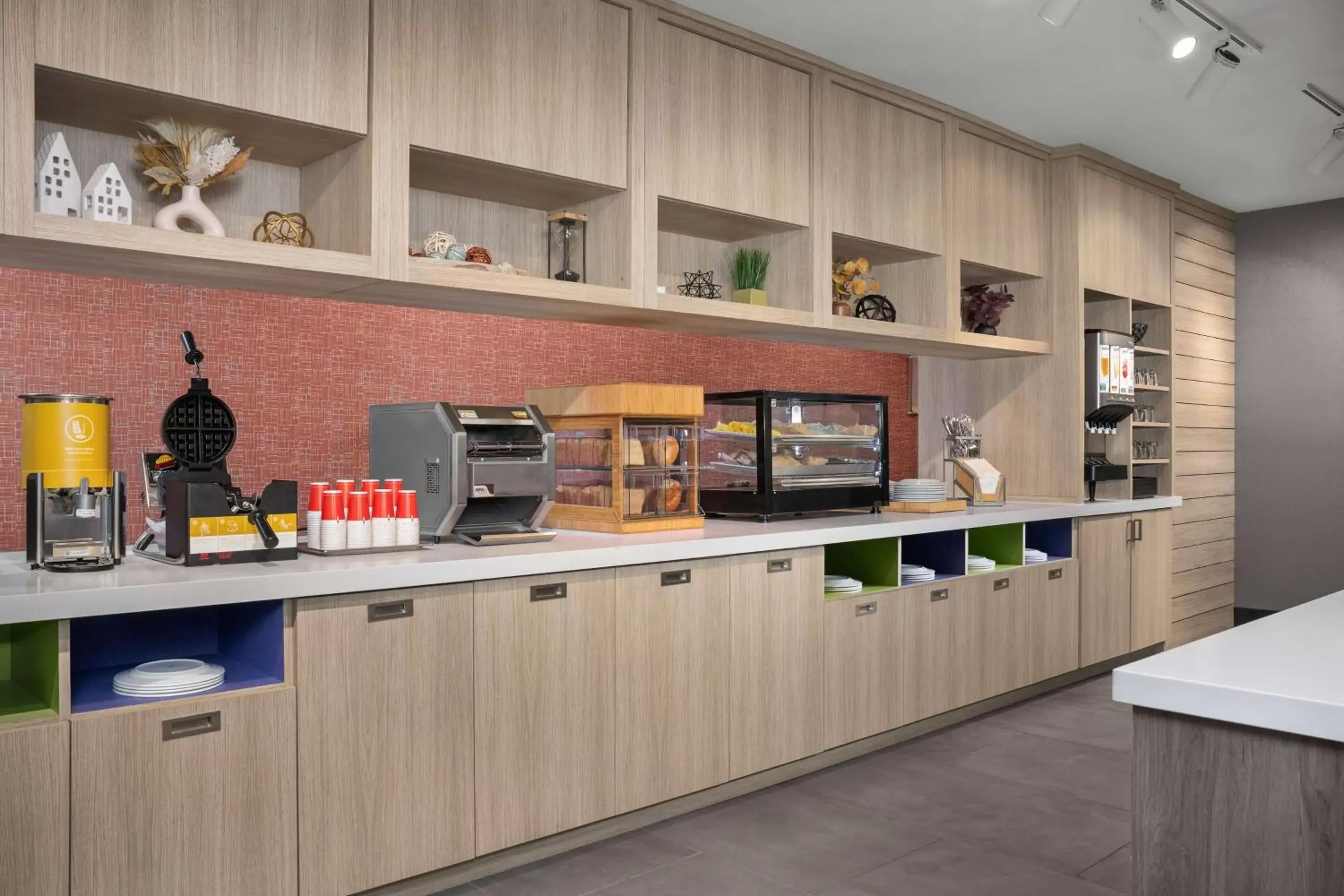 Breakfast in Home2 Suites By Hilton Cullman Breakfast in Home2 Suites By Hilton Cullman