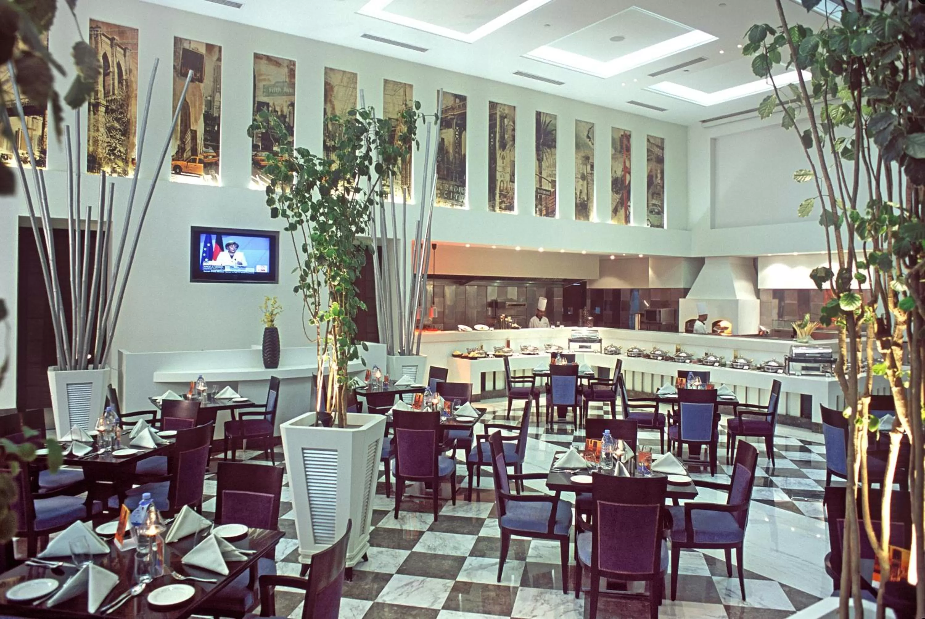 Restaurant/places to eat in Radisson Noida