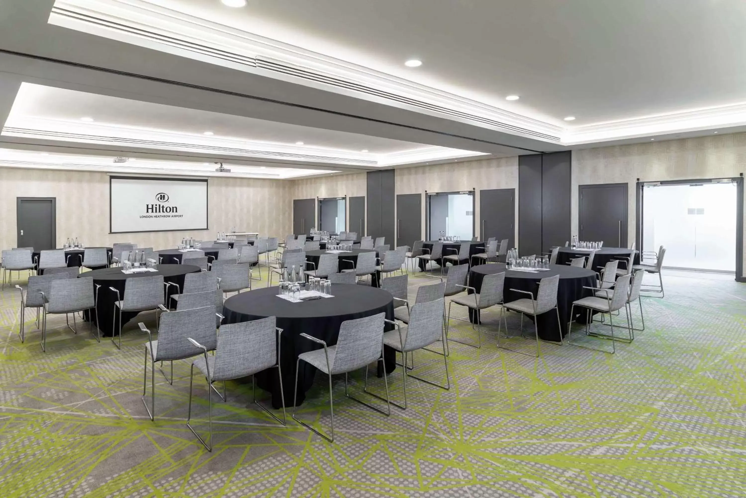 Meeting/conference room, Restaurant/Places to Eat in Hilton London Heathrow Airport