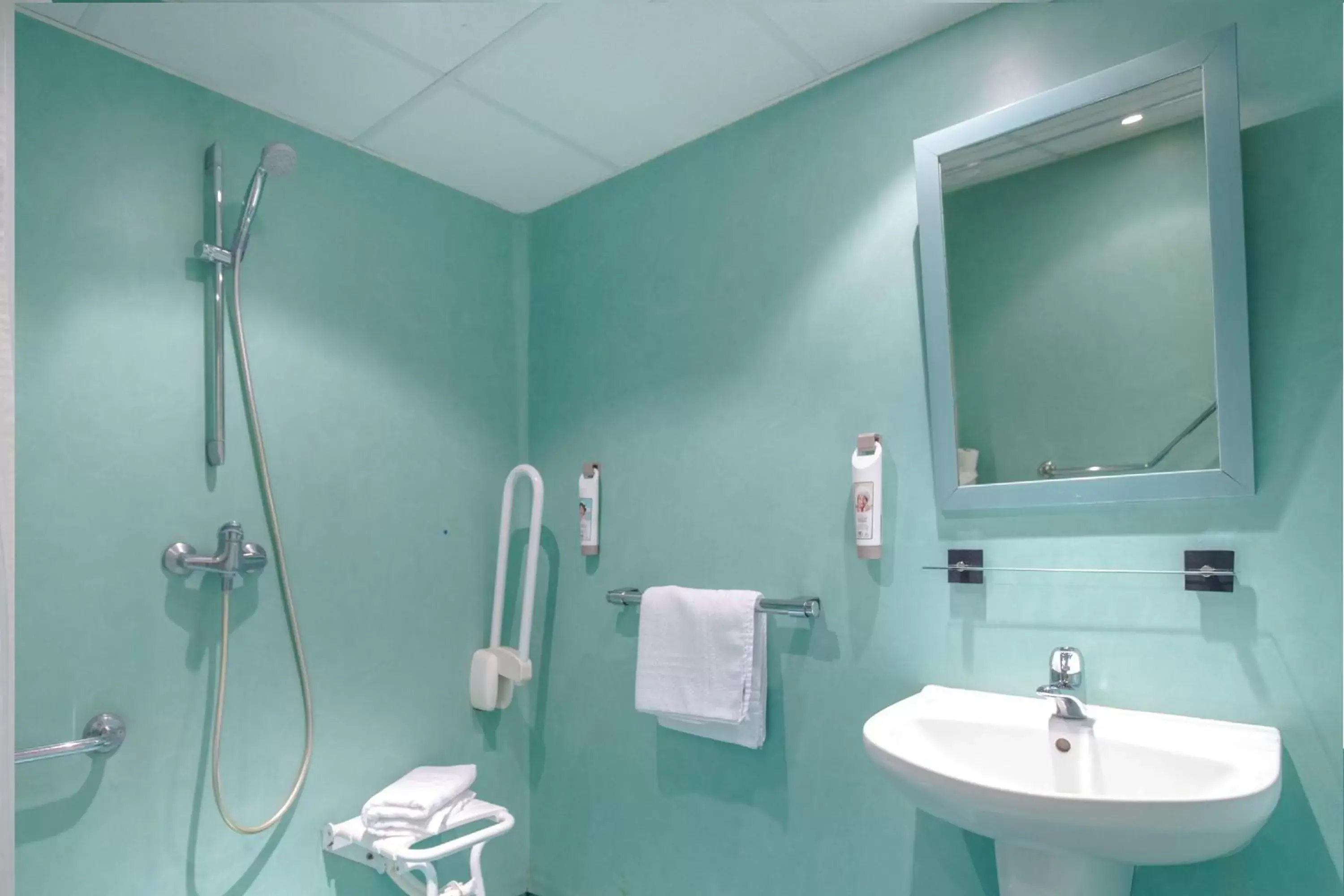 Shower, Bathroom in ibis Perpignan Nord Rivesaltes