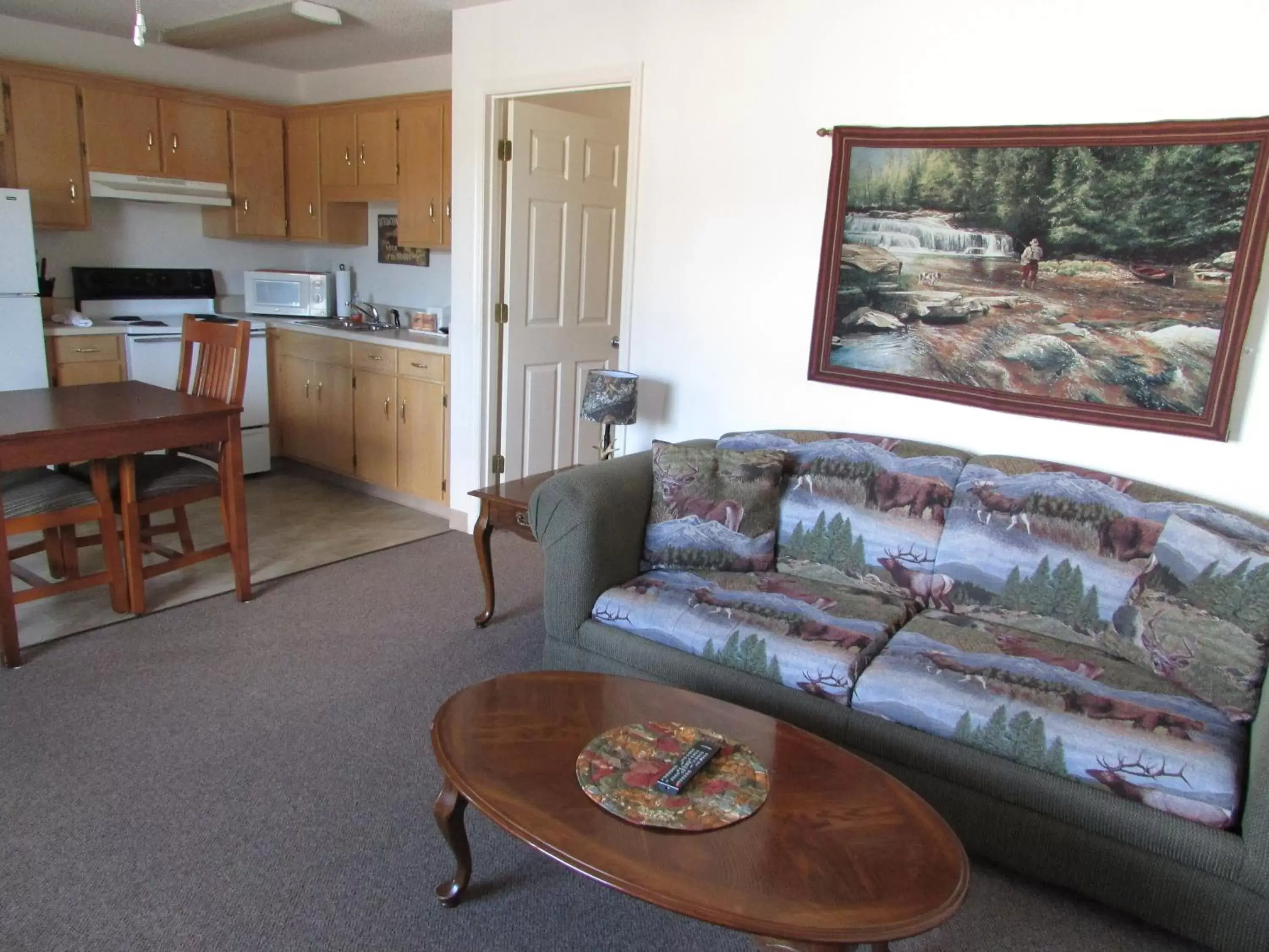 Kitchen or kitchenette, Seating Area in Douglas Inn & Suites, Blue Ridge, GA