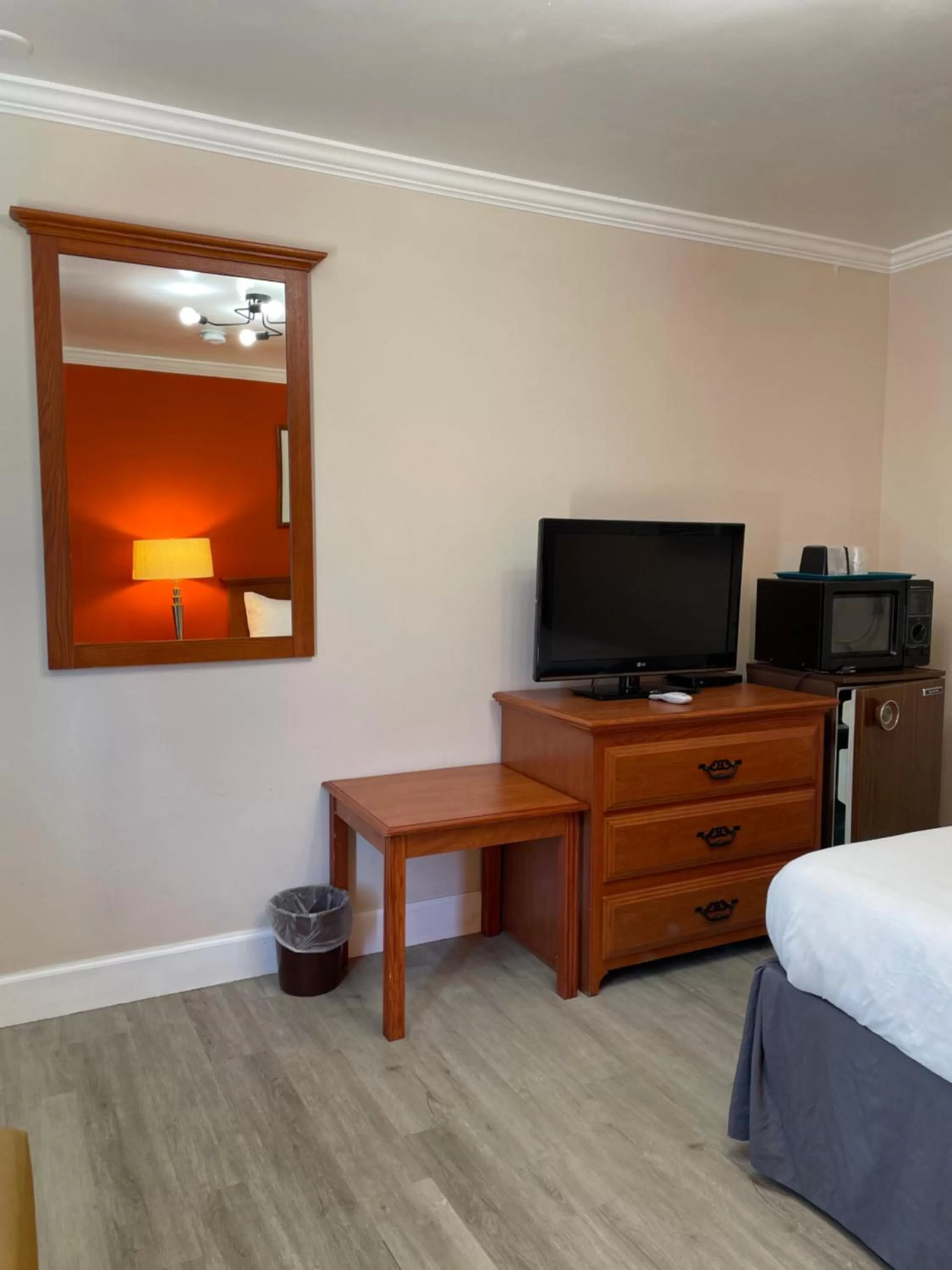 TV and multimedia, Bed in Howard Johnson by Wyndham Ridgecrest, CA