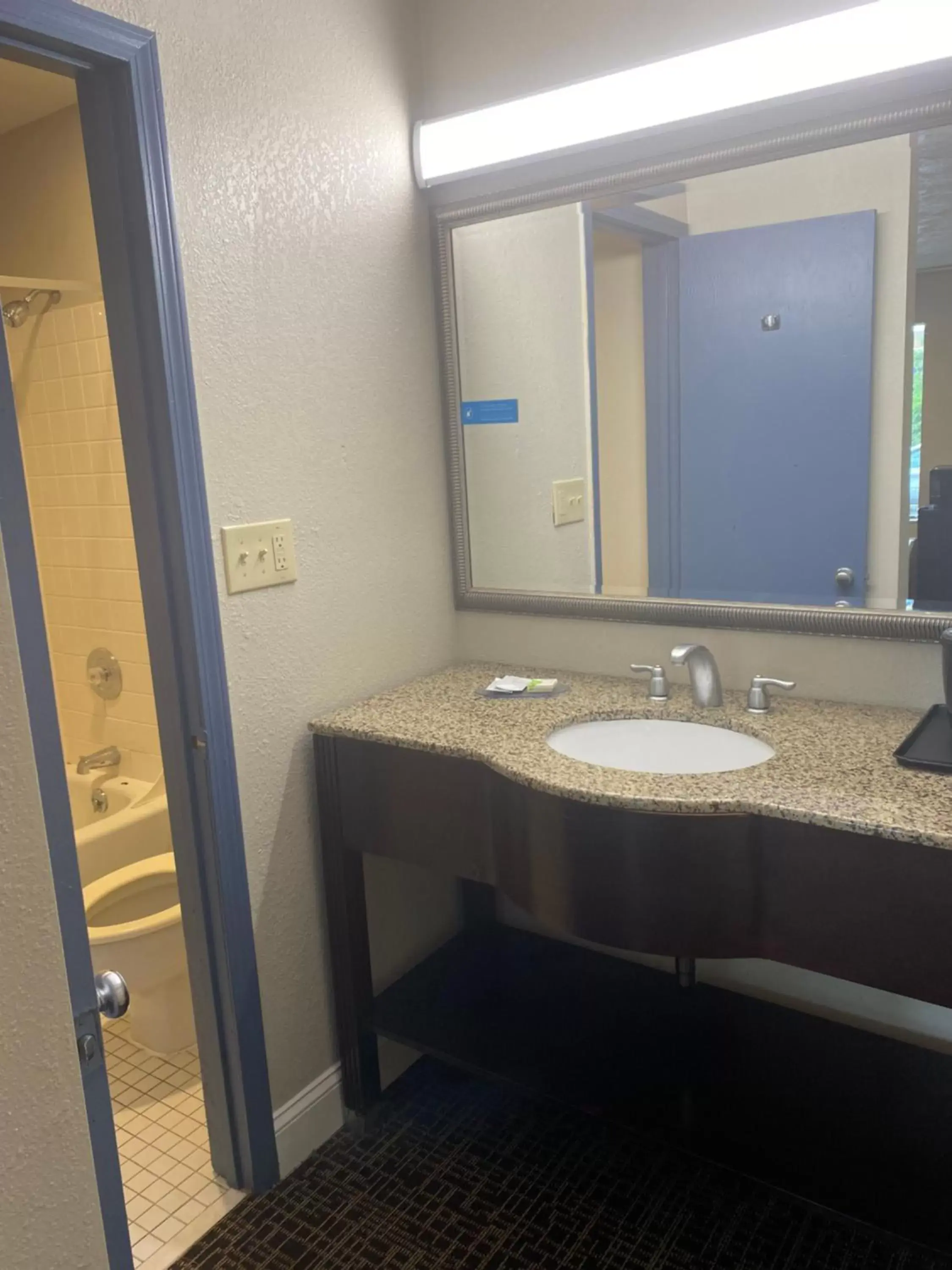 Bathroom in Fairview Inn - Greensboro Airport