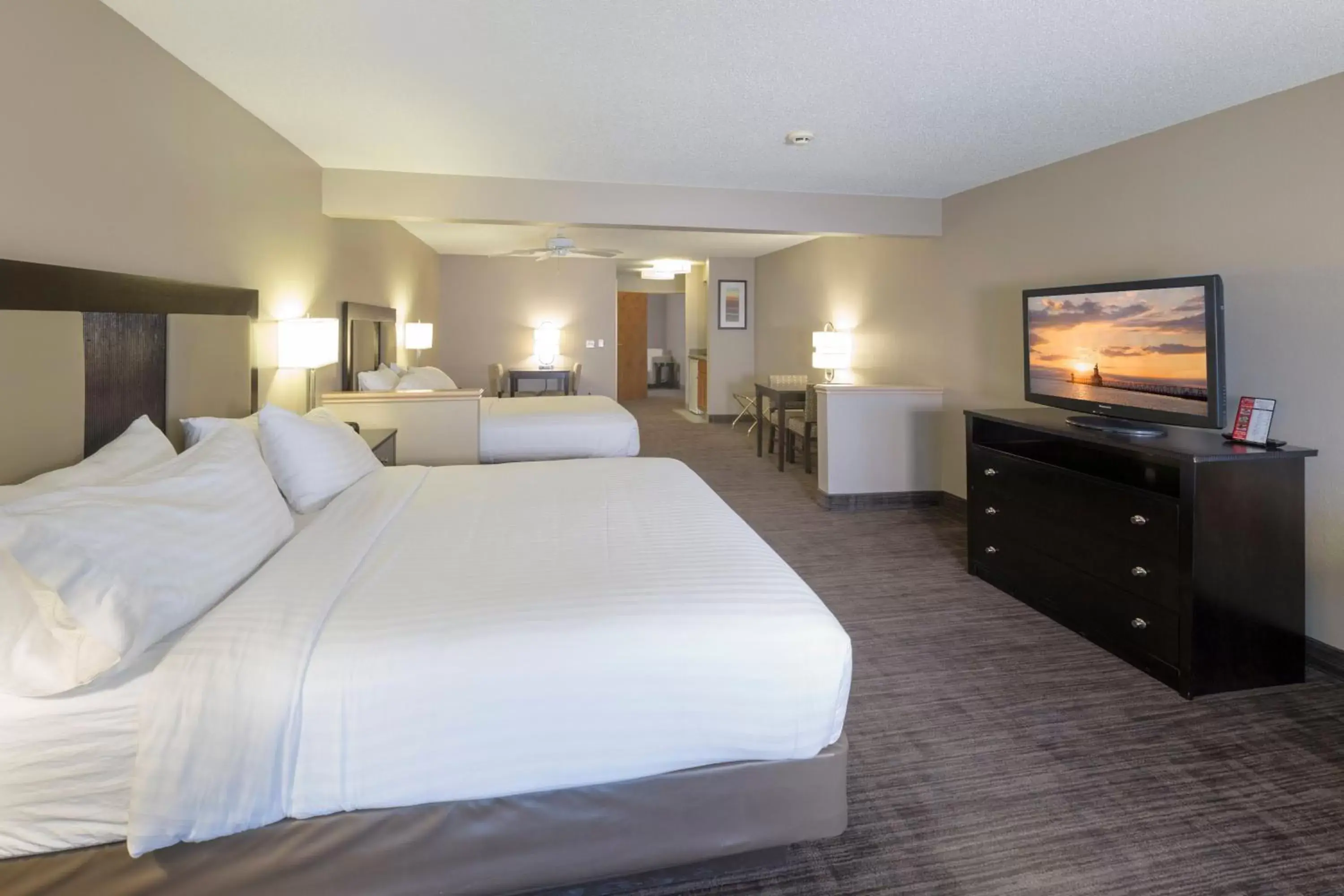 Photo of the whole room, Bed in Holiday Inn Express Hotel & Suites-Saint Joseph, an IHG Hotel