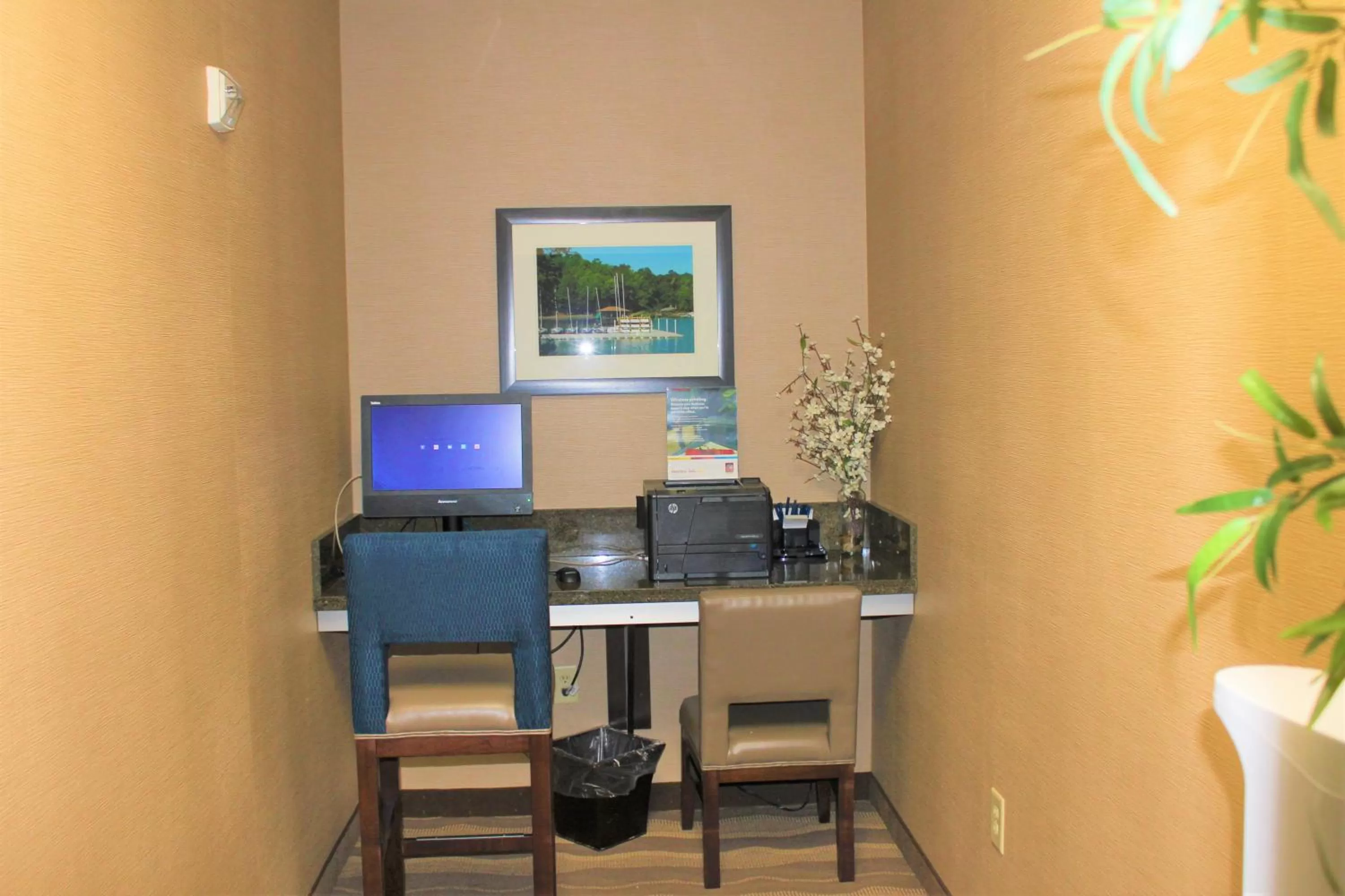 Business facilities in Comfort Suites Huntersville near Lake Norman