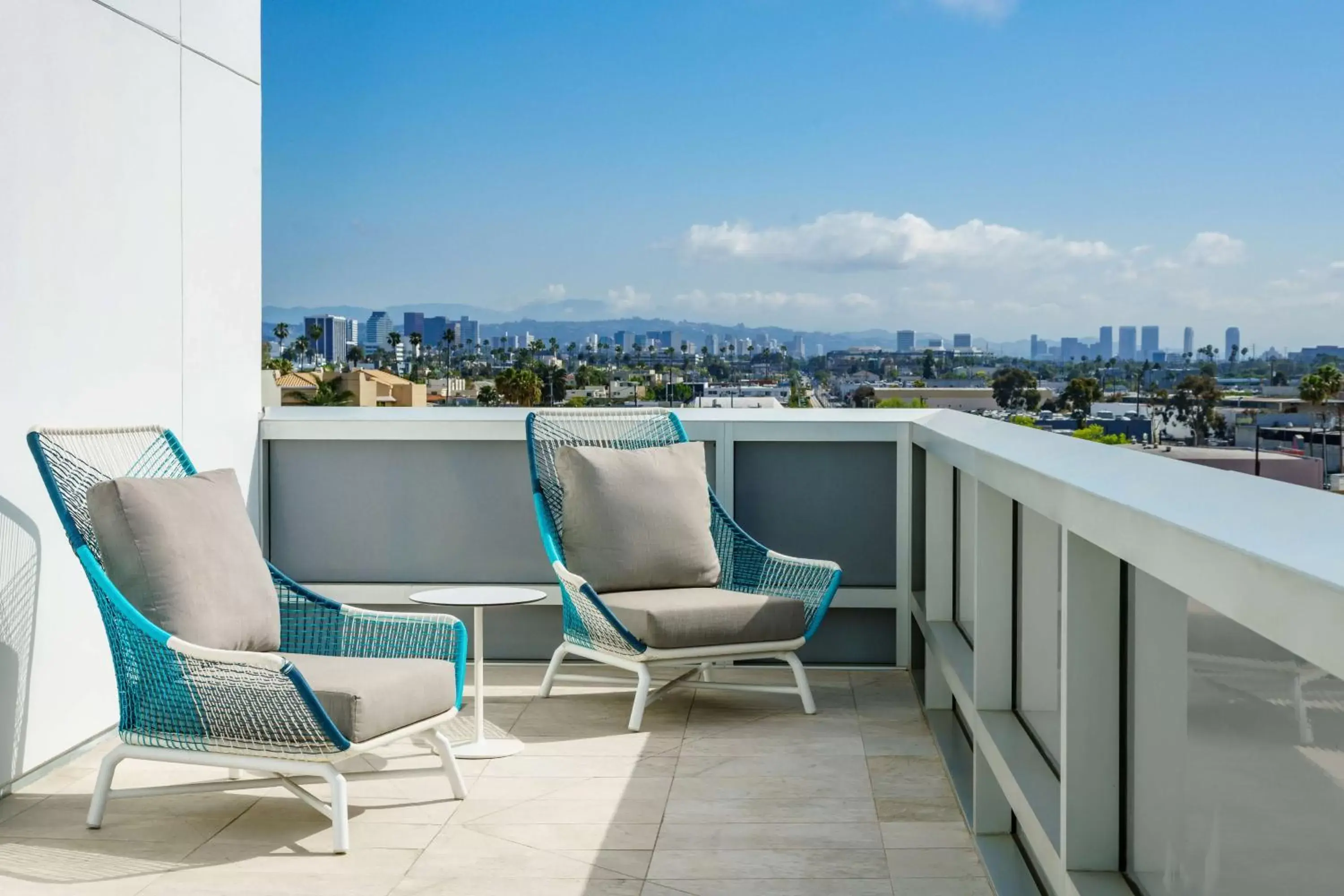 Living room, Balcony/Terrace in Hampton Inn & Suites Santa Monica